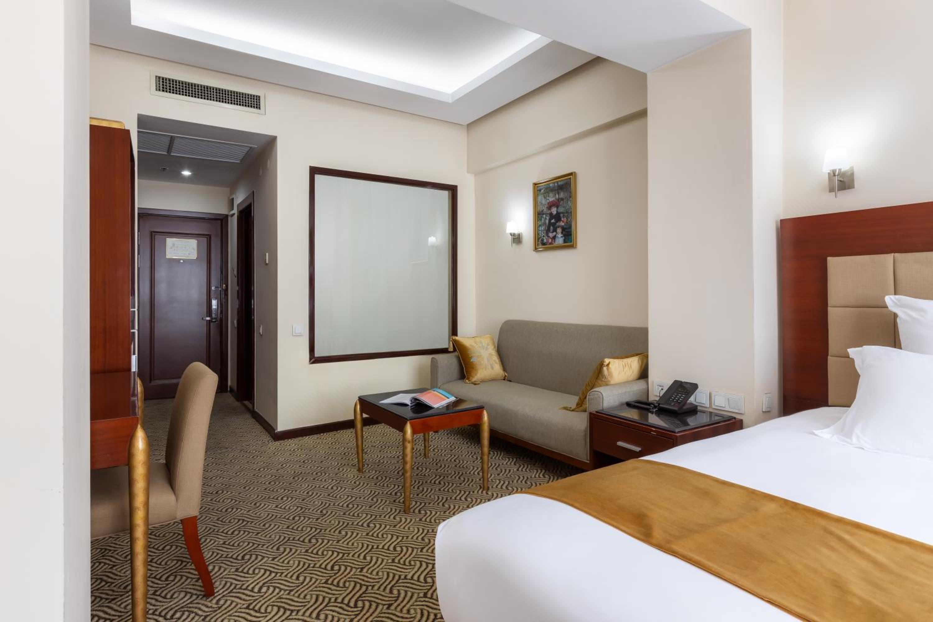 Budget Double or Twin Room without Window photo 1