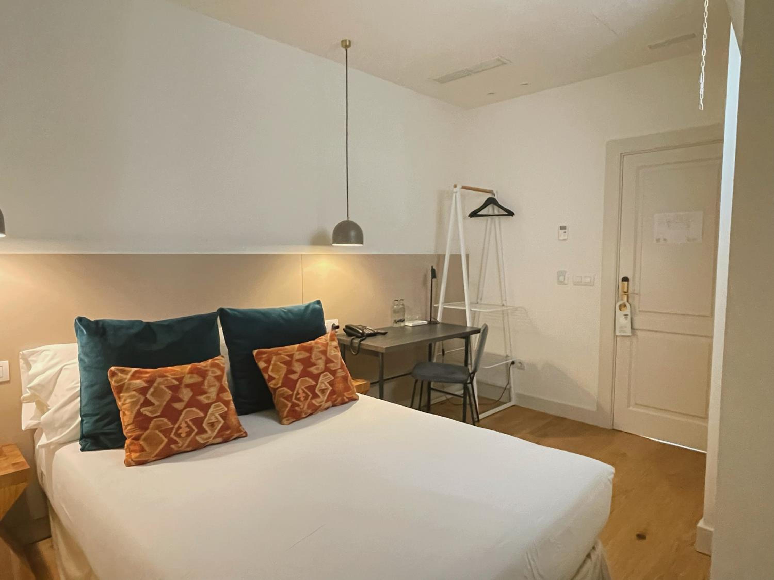 Single Classic Interior Room thumbnail 6