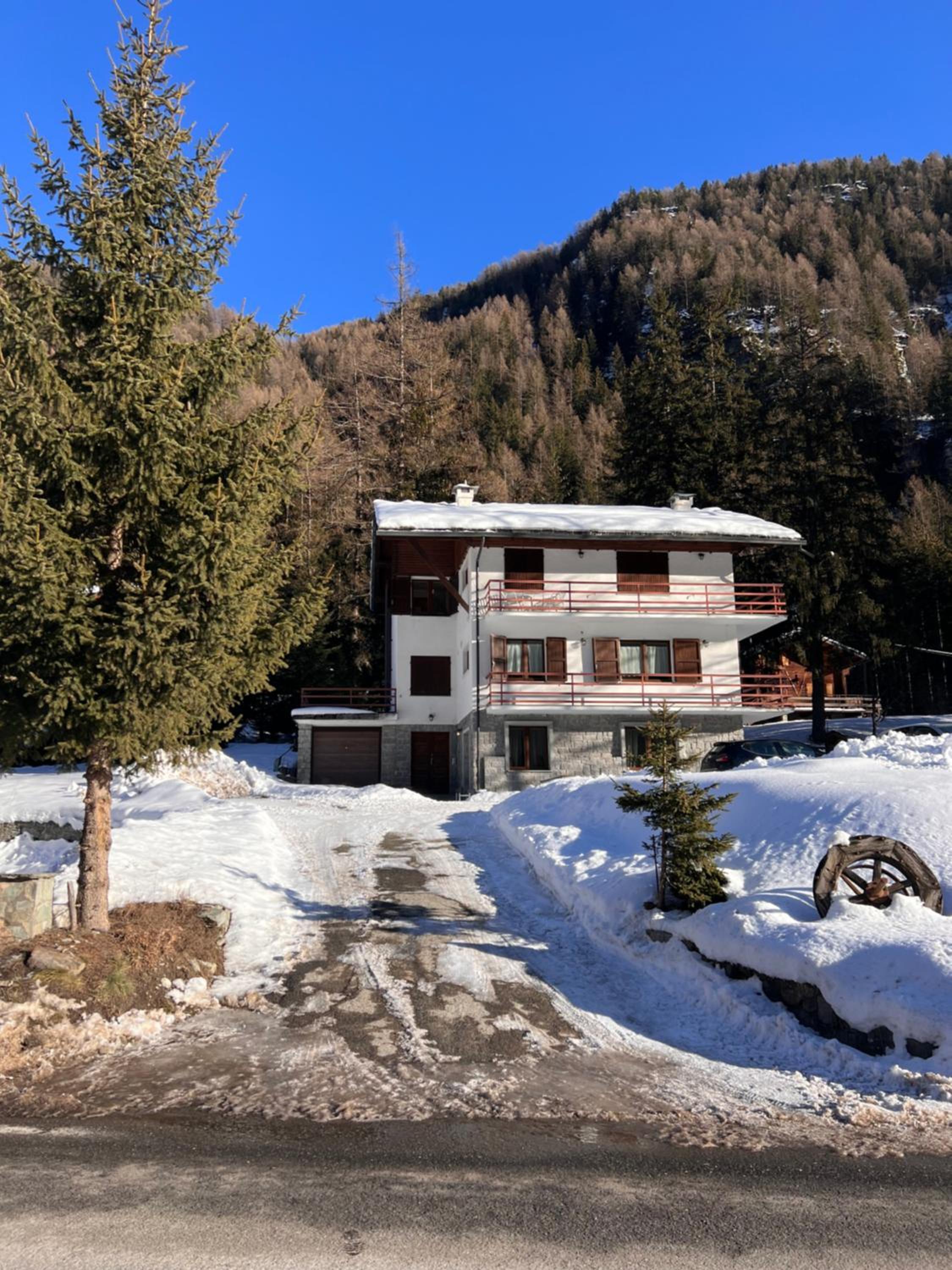 Three-Bedroom Apartment with Mountain View photo 2