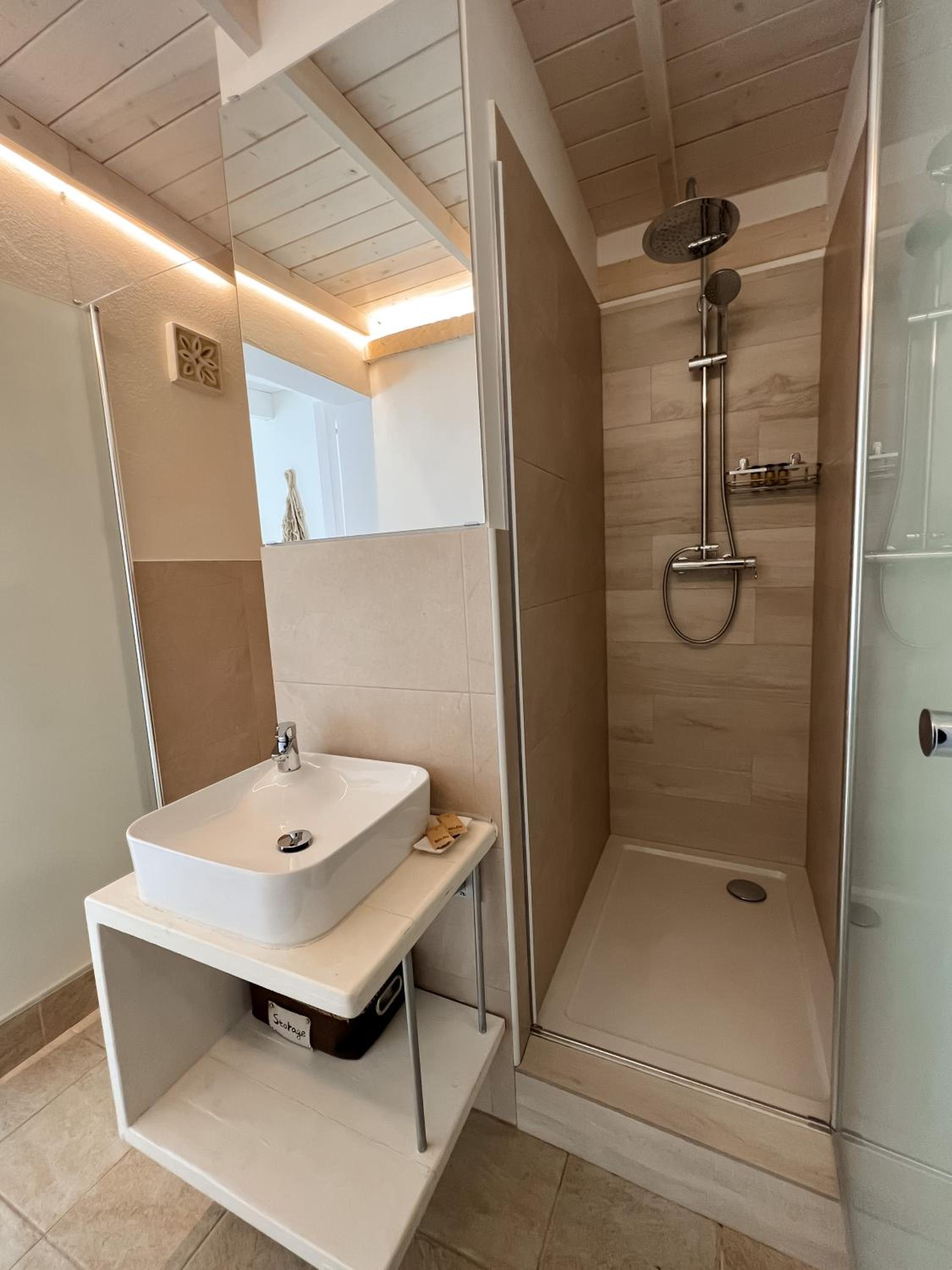 King Room with Spa Bath - Photo 3