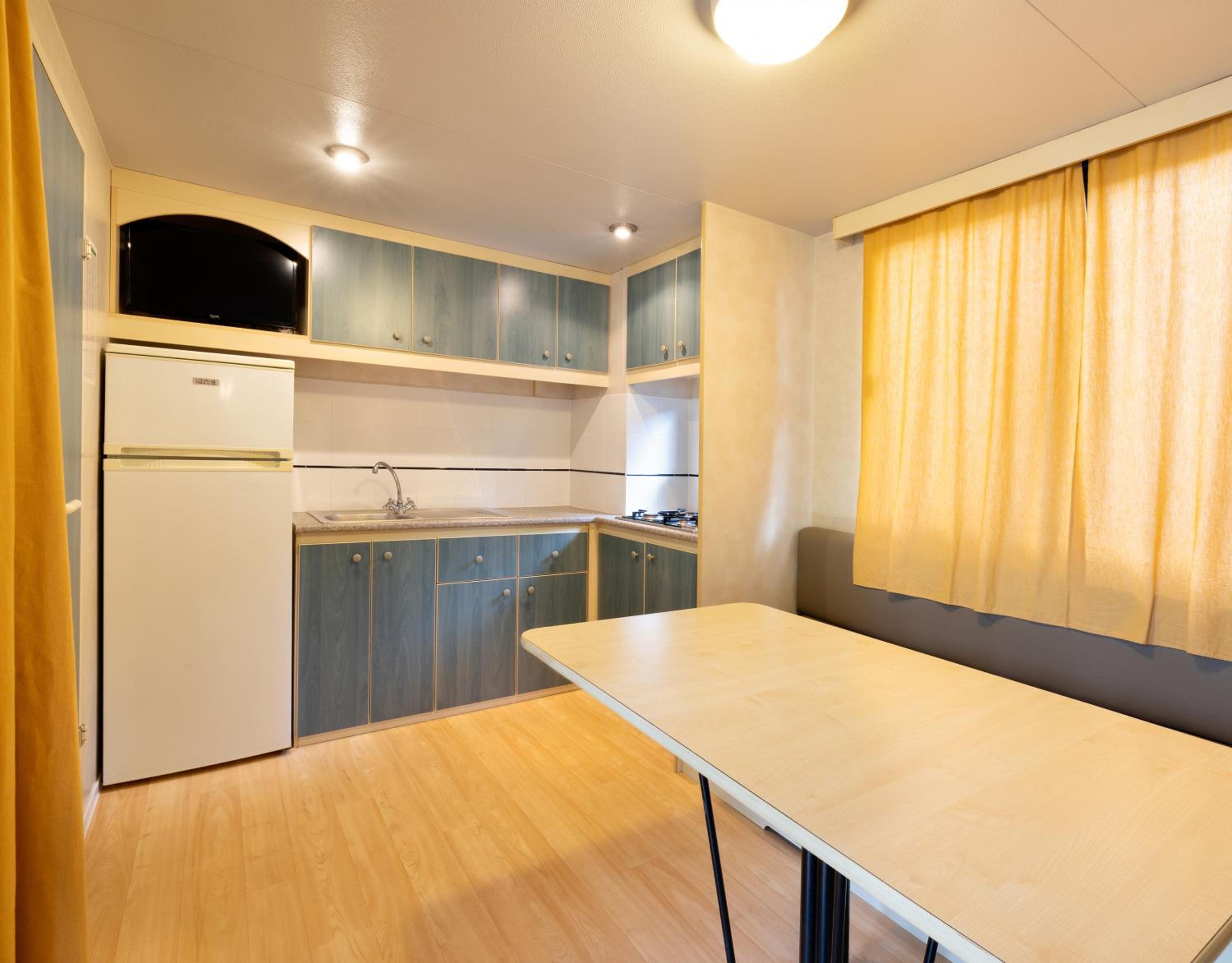 Mobile Home - Photo 3