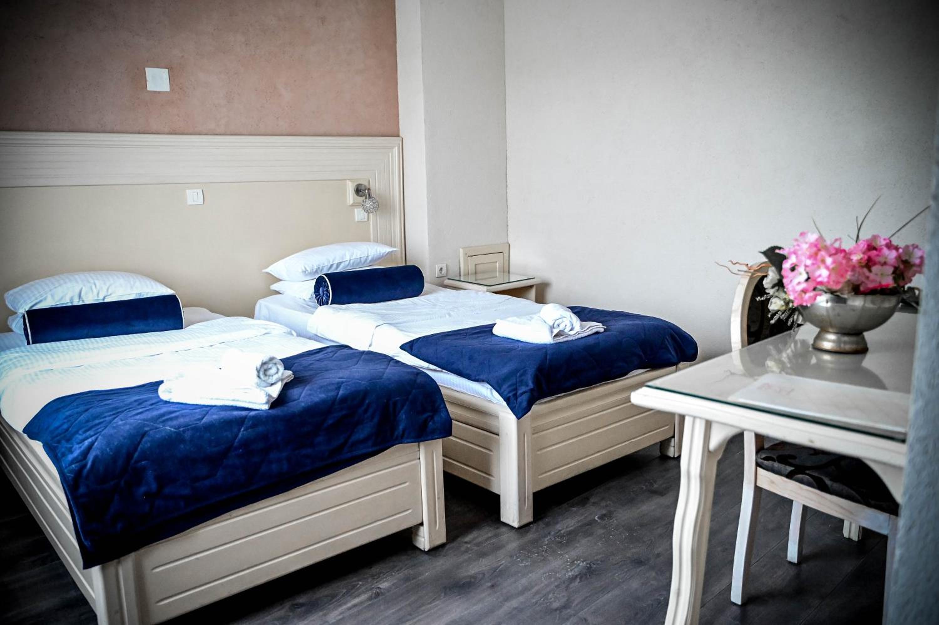 Twin Room - Photo 17