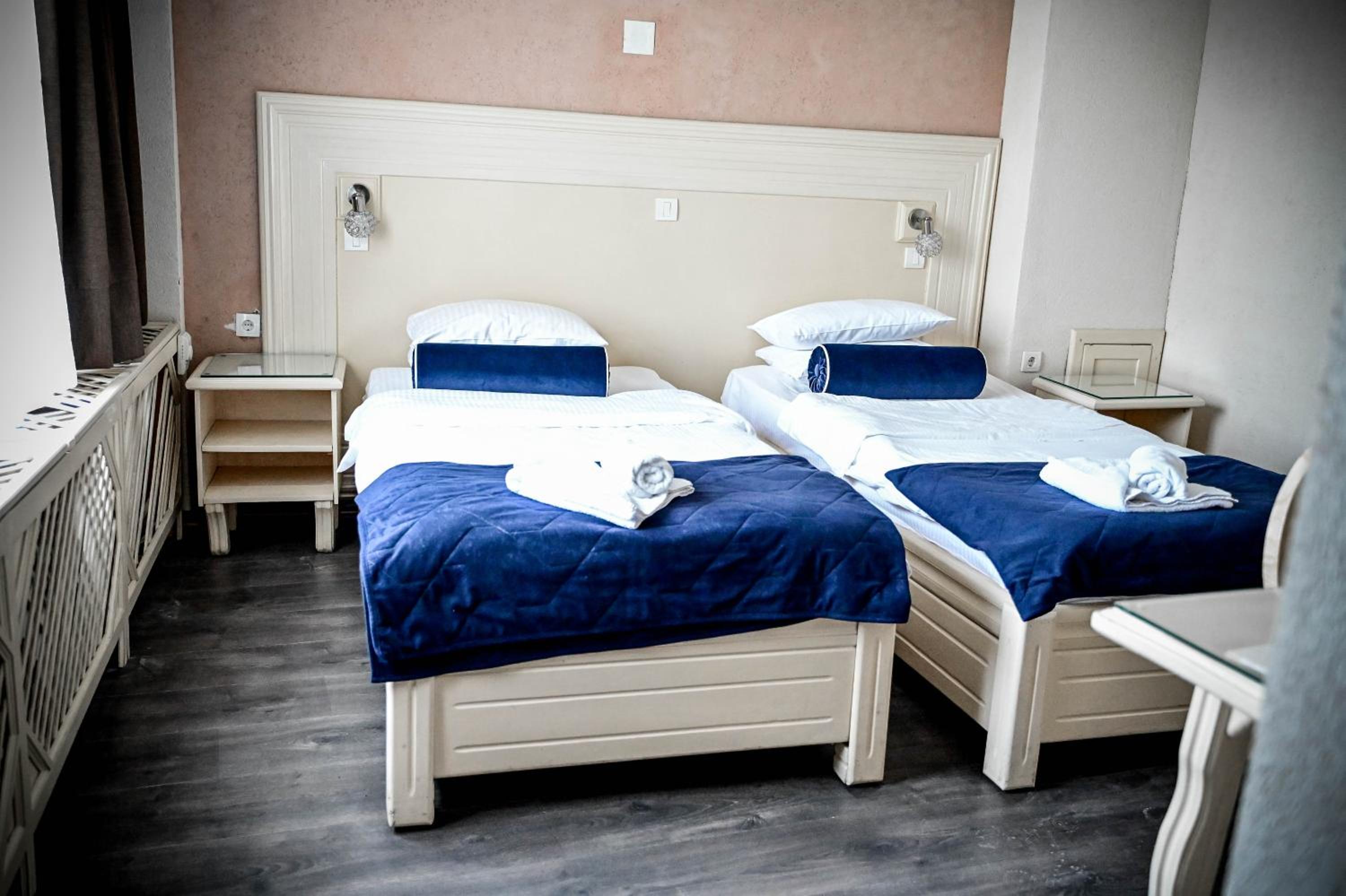 Twin Room - Photo 16