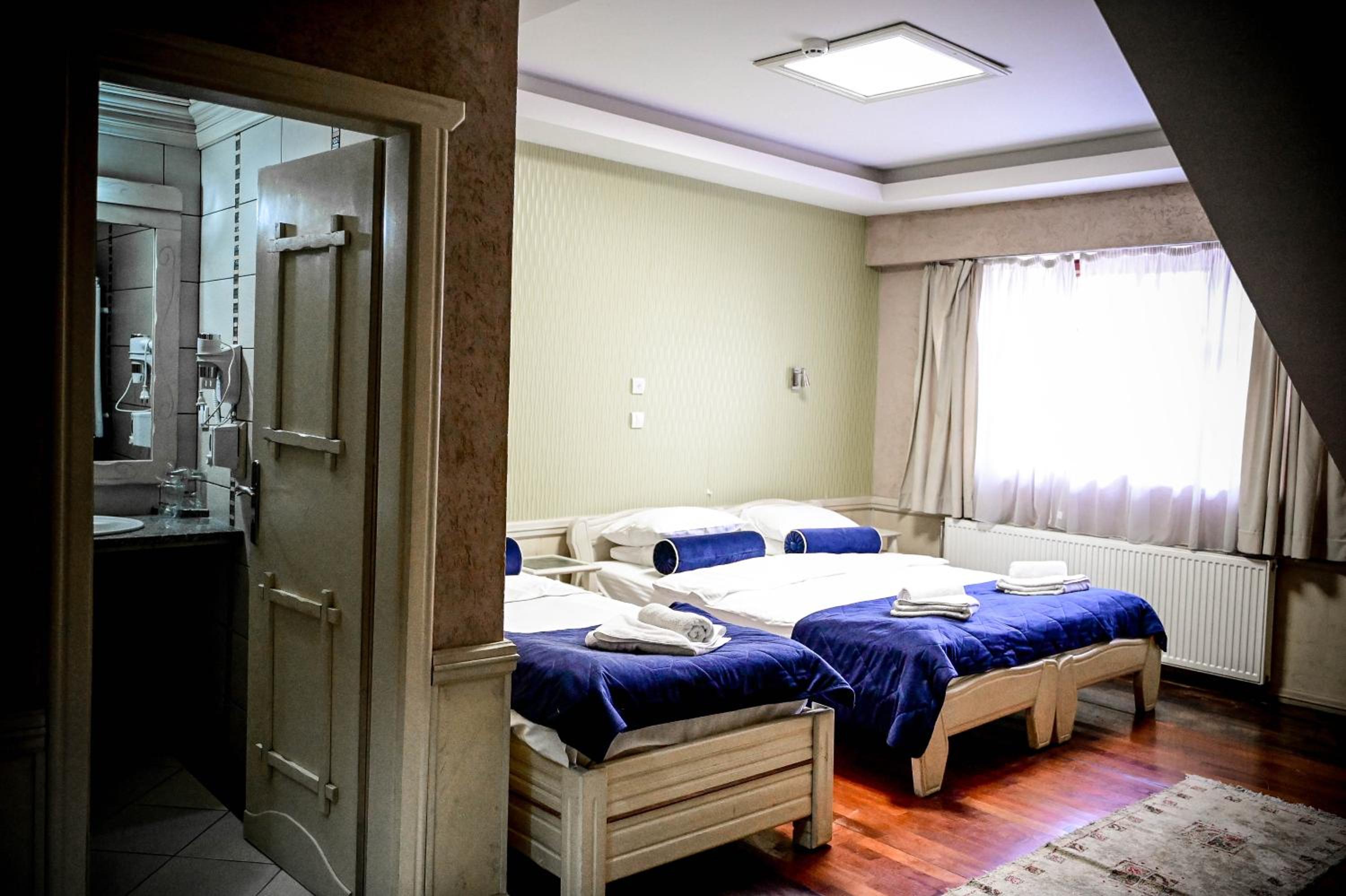Twin Room - Photo 15