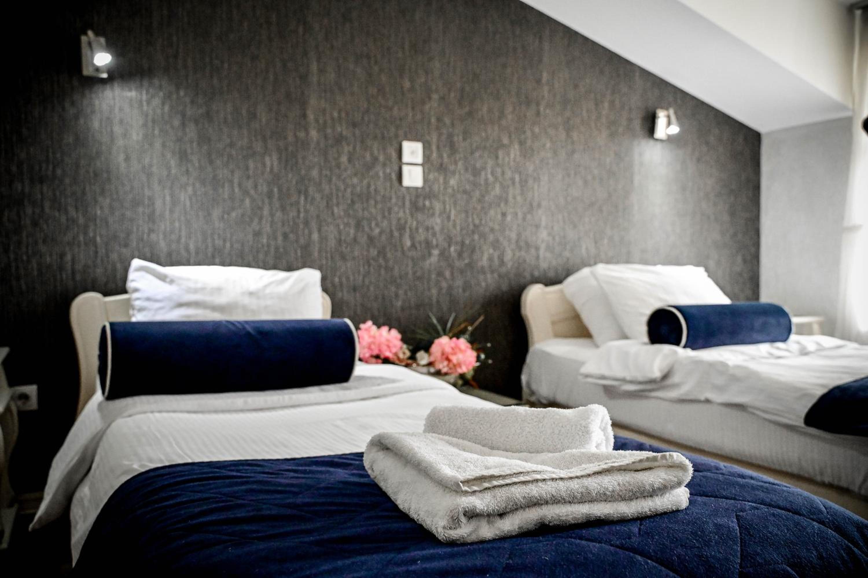 Twin Room - Photo 12