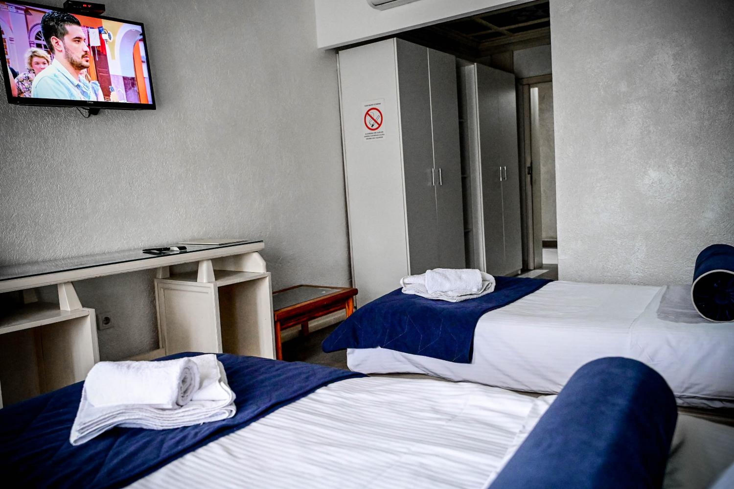 Twin Room - Photo 11