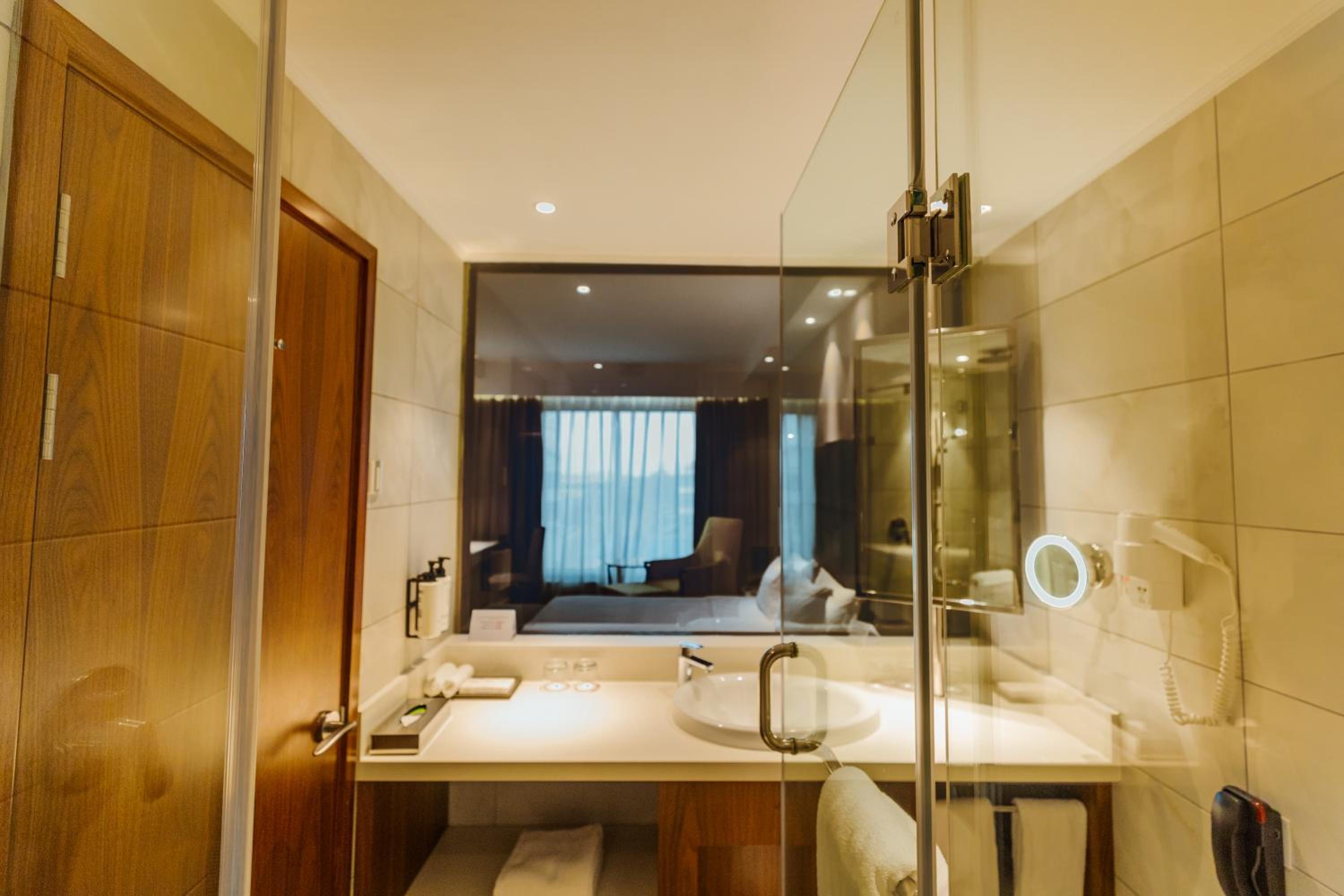 Standard King Room with Balcony photo 2