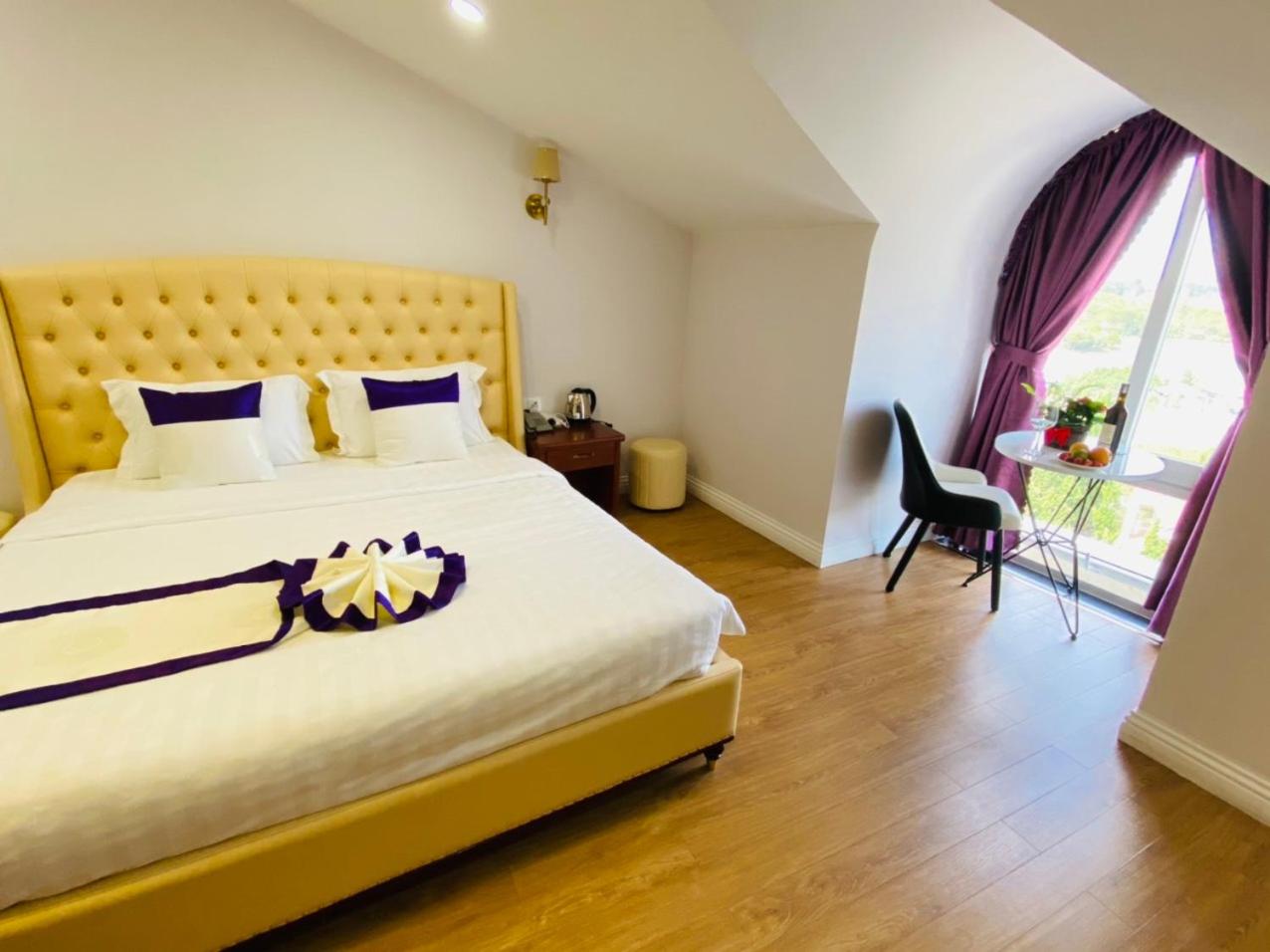 Double Room with Lake View - Photo 7
