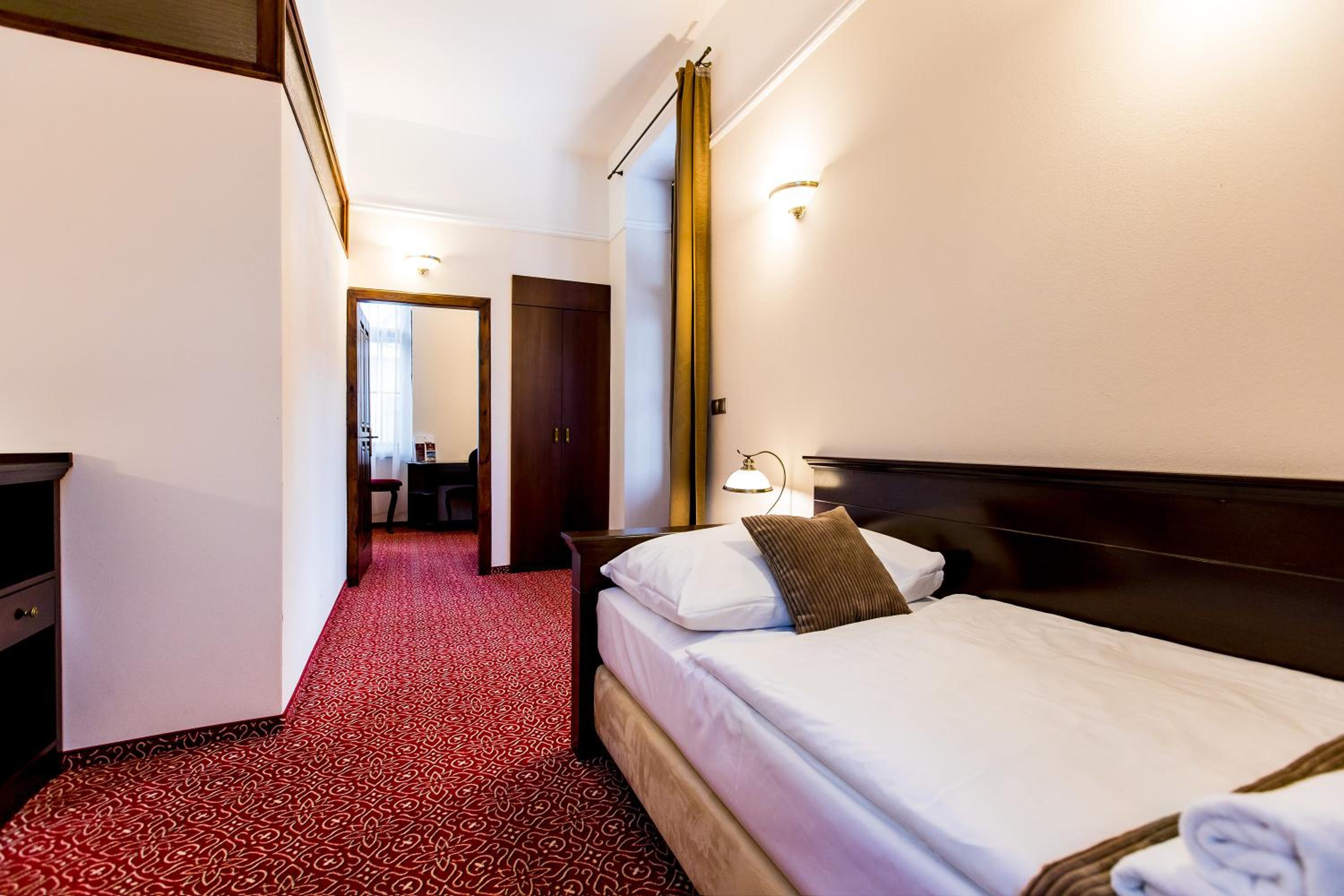 Standard Twin Room - Photo 3