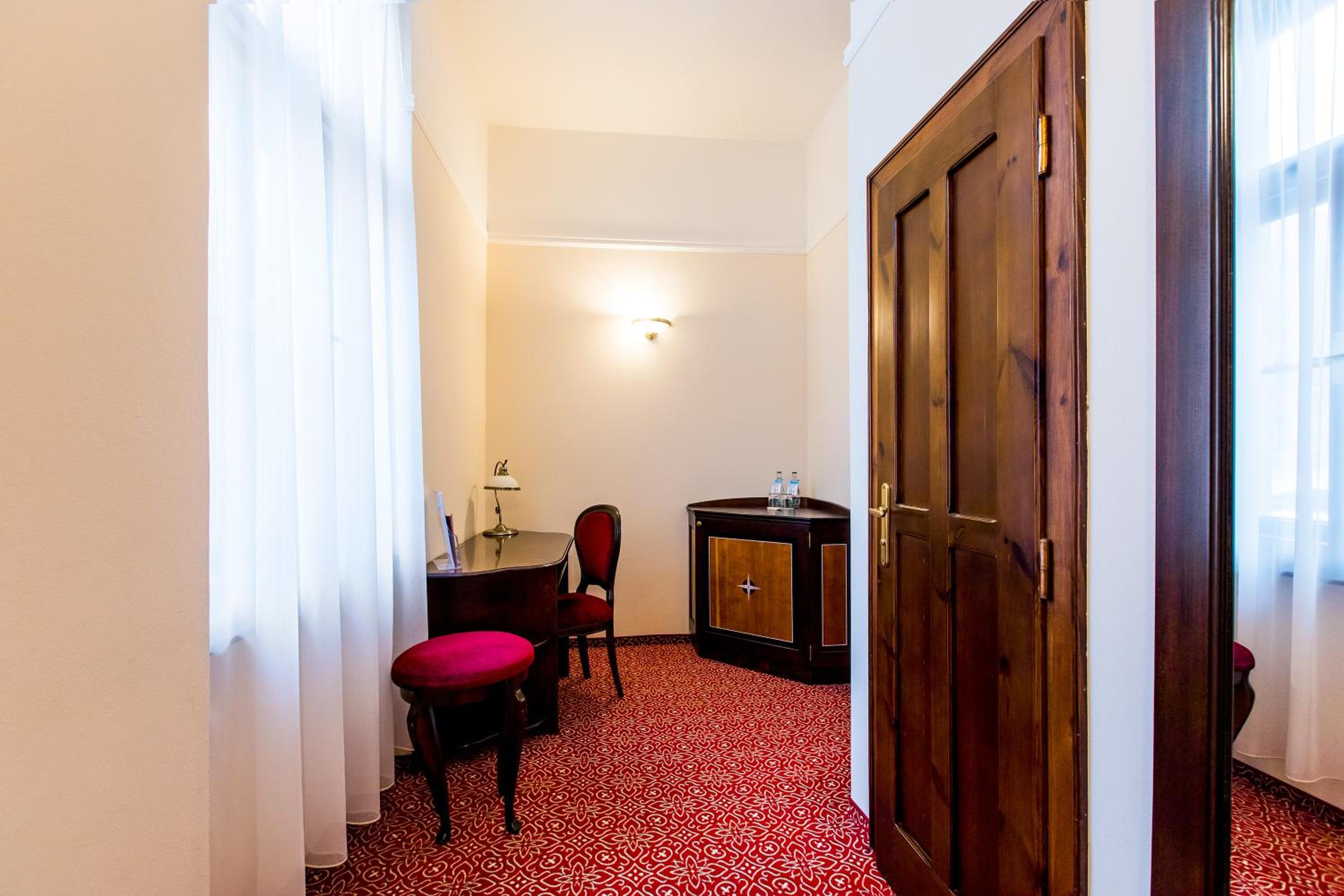 Standard Twin Room - Photo 4