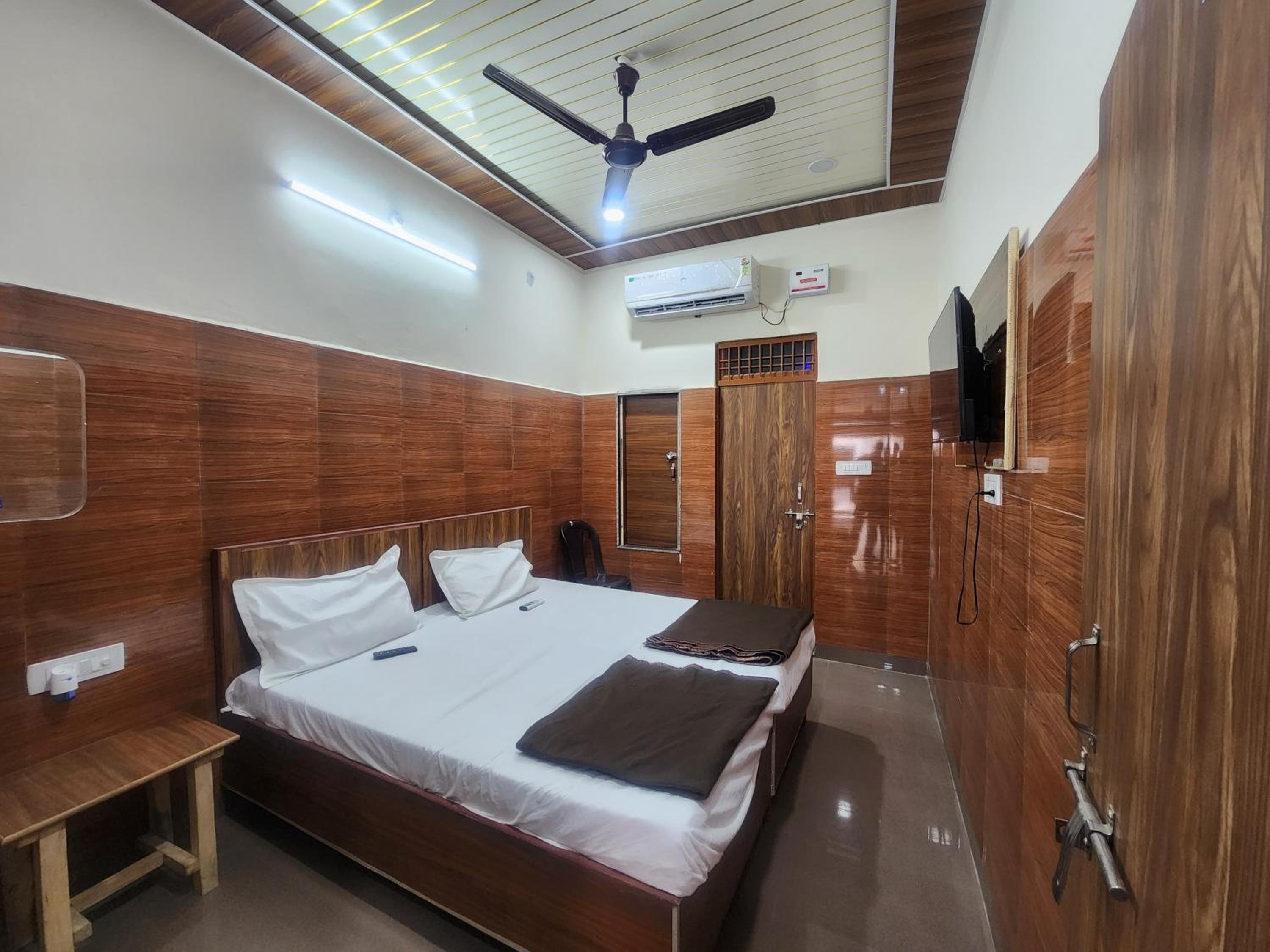 Deluxe Double Room (2 Adults + 1 Child)