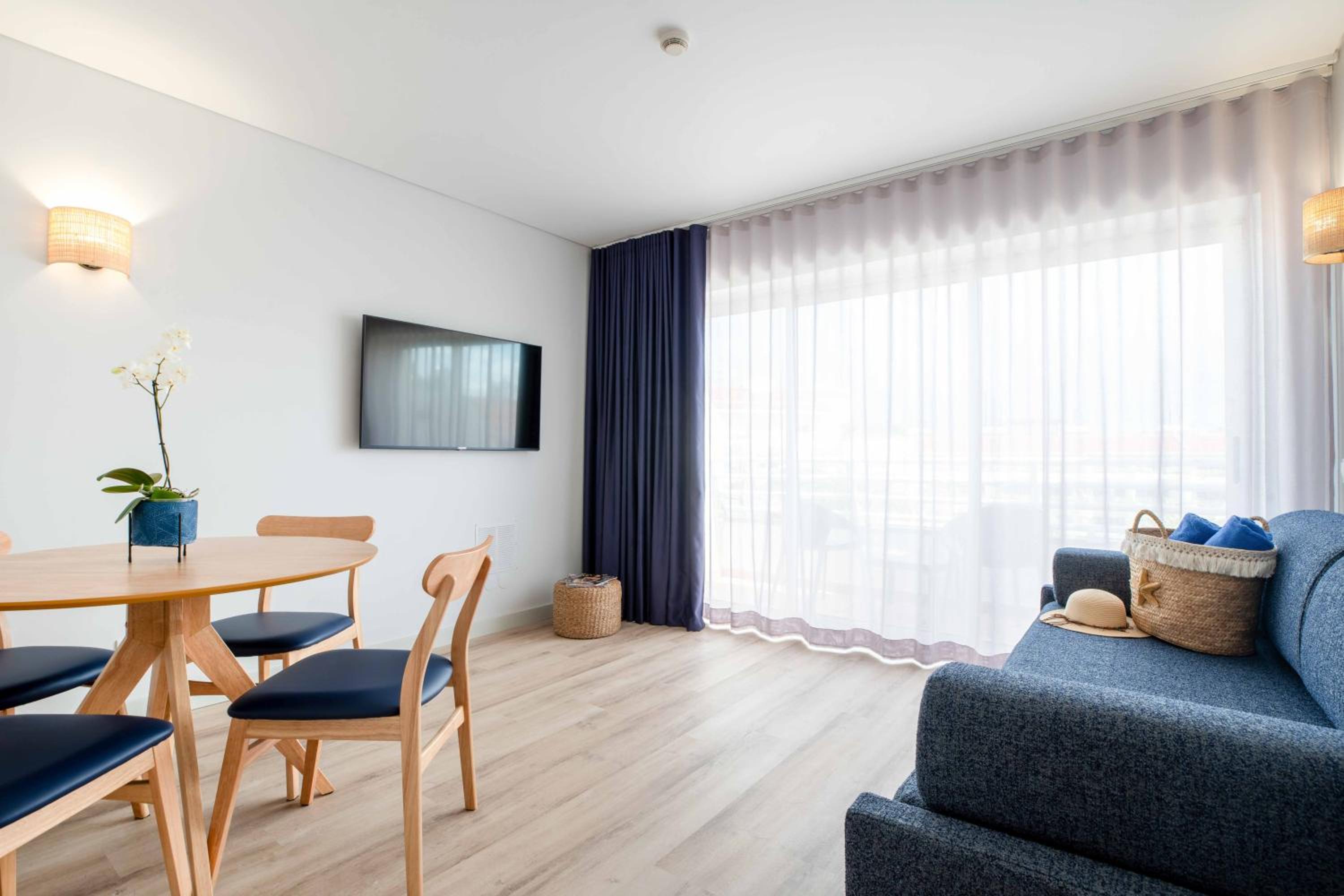 Suite with Pool View - Photo 2