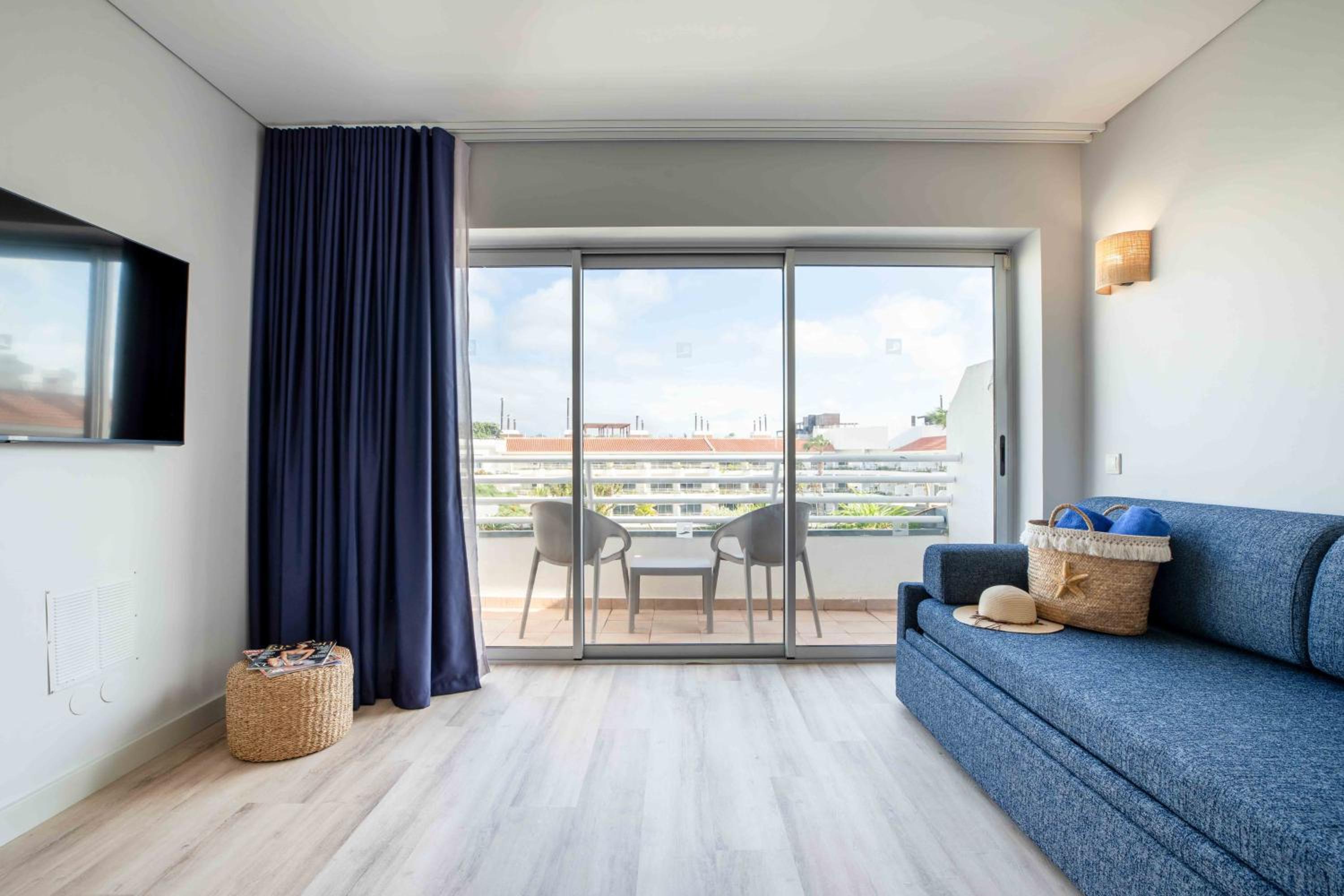 Suite with Pool View - Photo 3