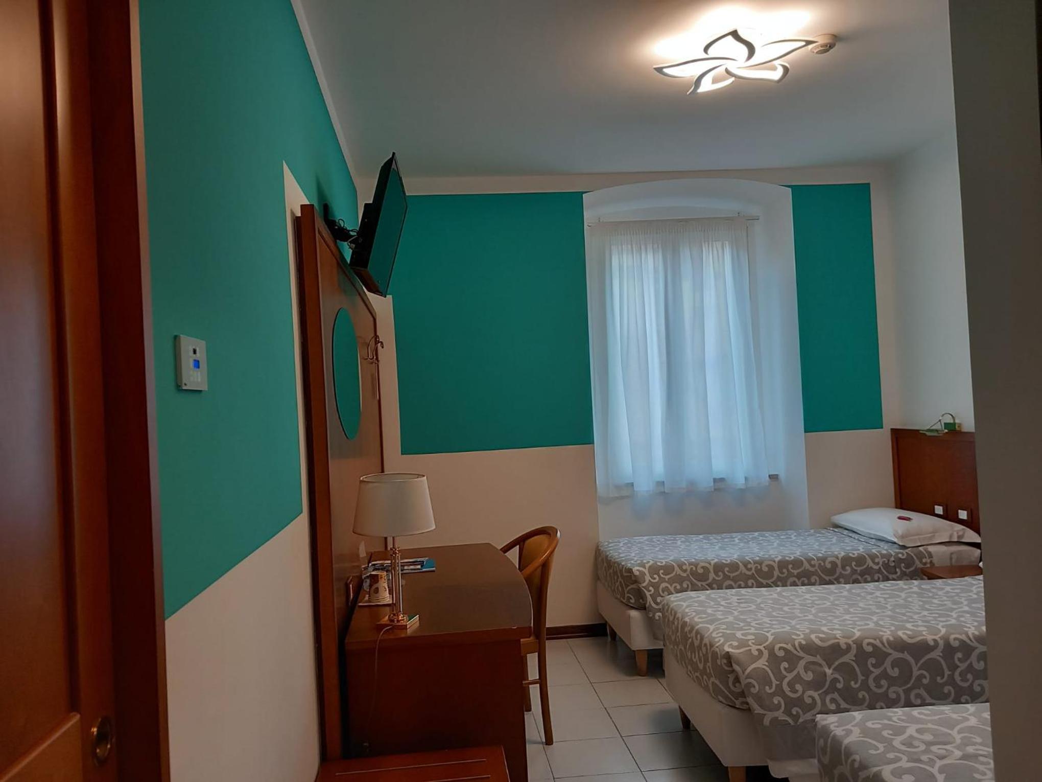 Standard Triple Room - Photo 15