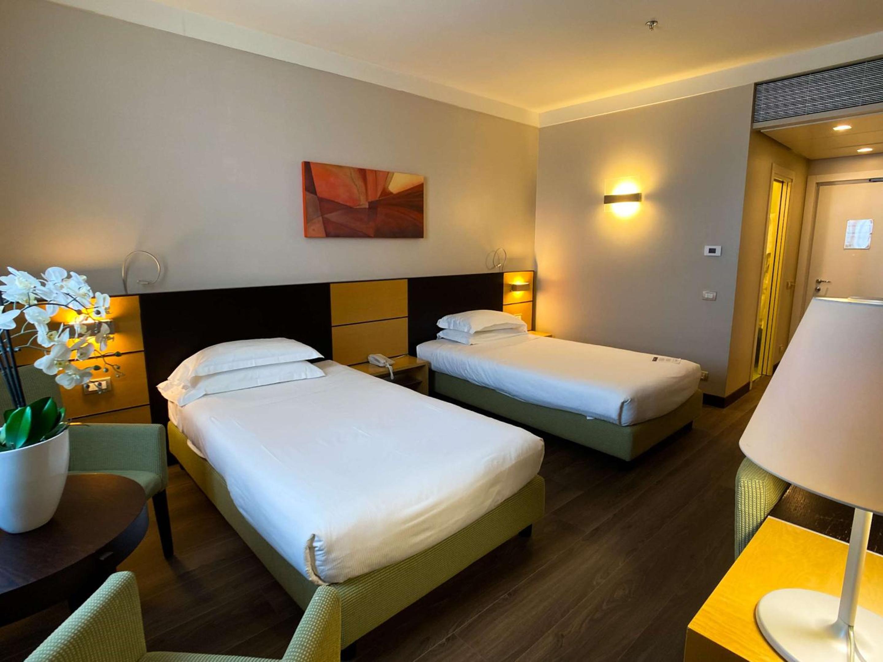 Standard Twin Room - Photo 4