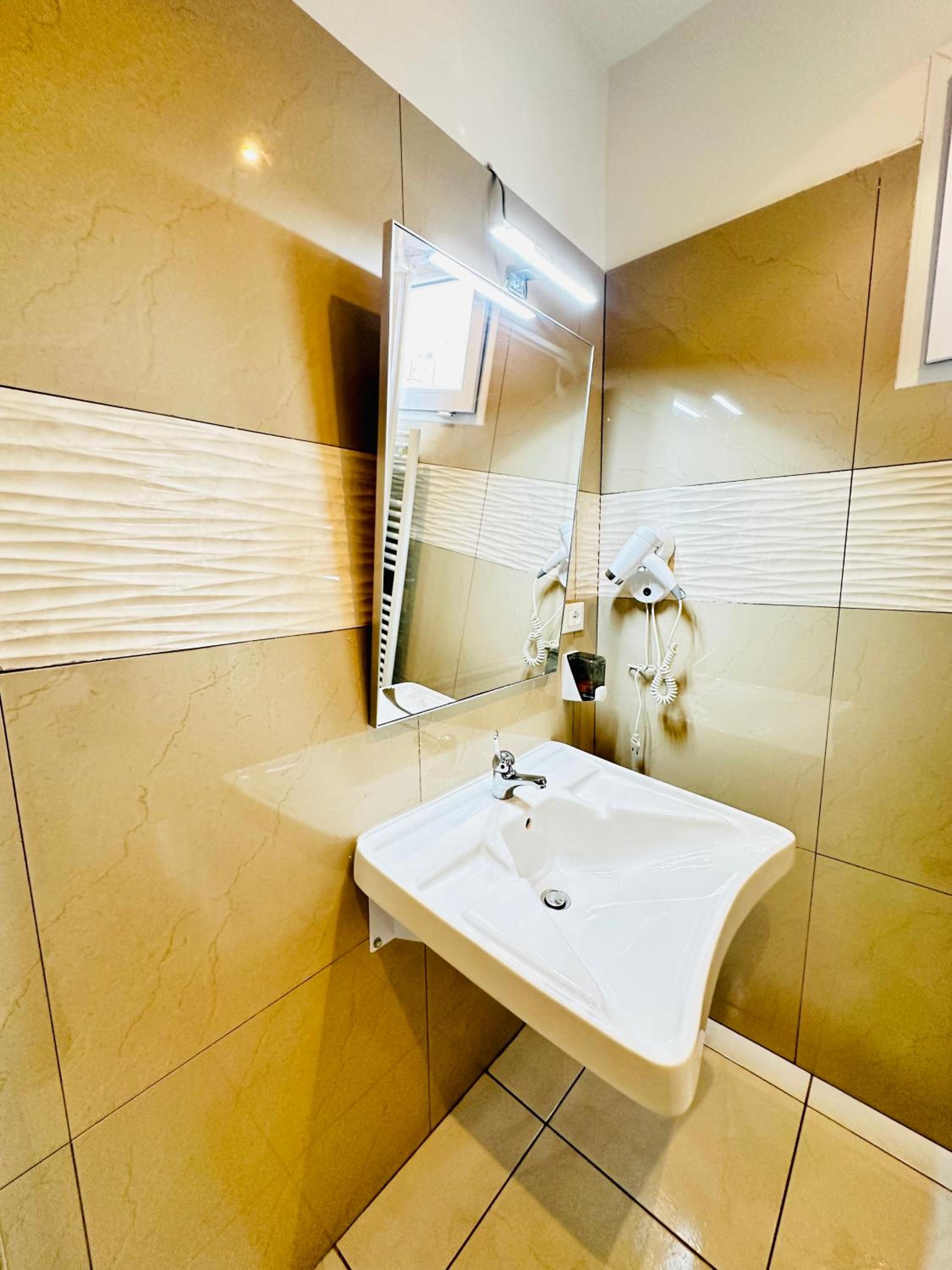 Triple Room - Photo 11