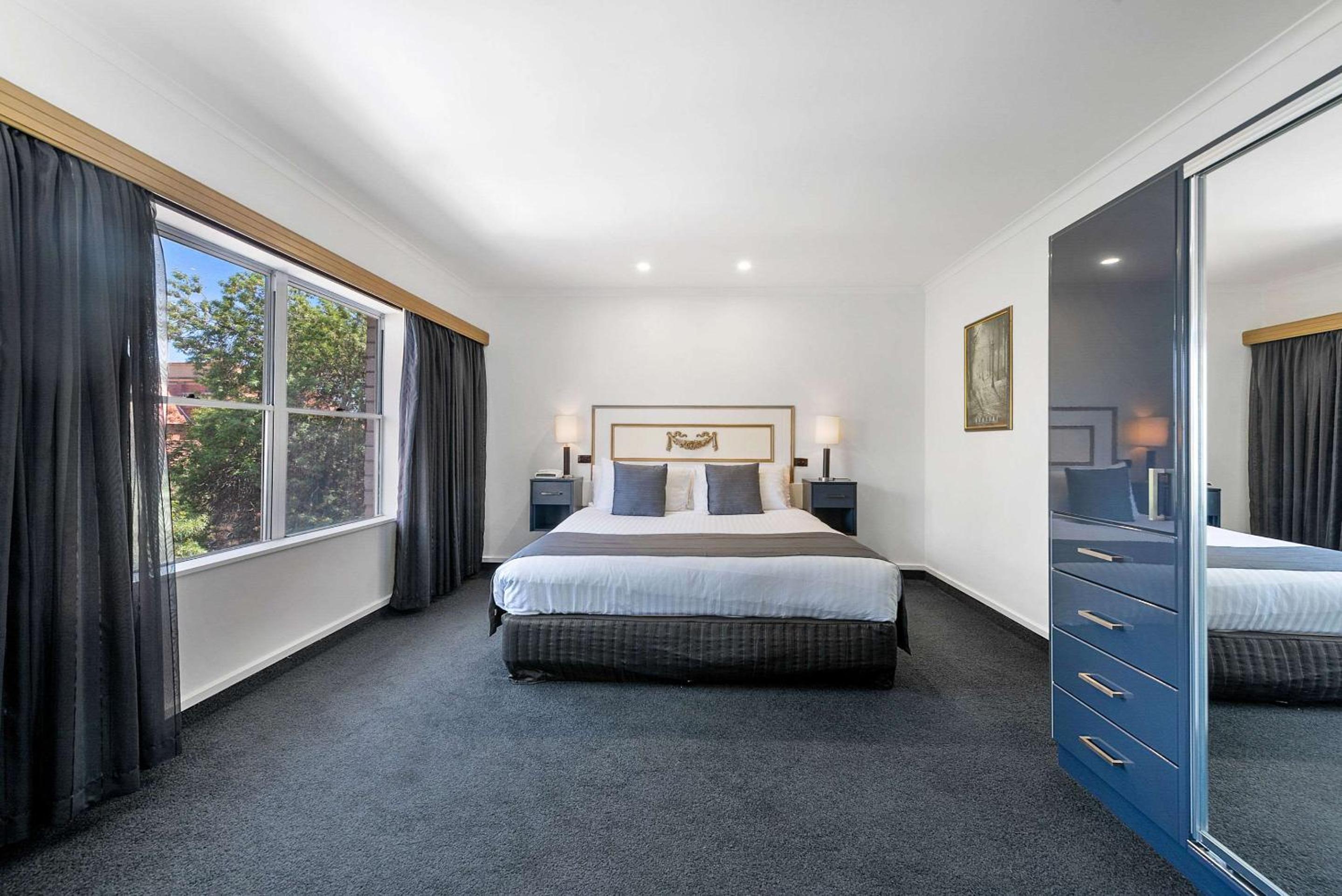 One-Bedroom King Apartment with Sofa Bed