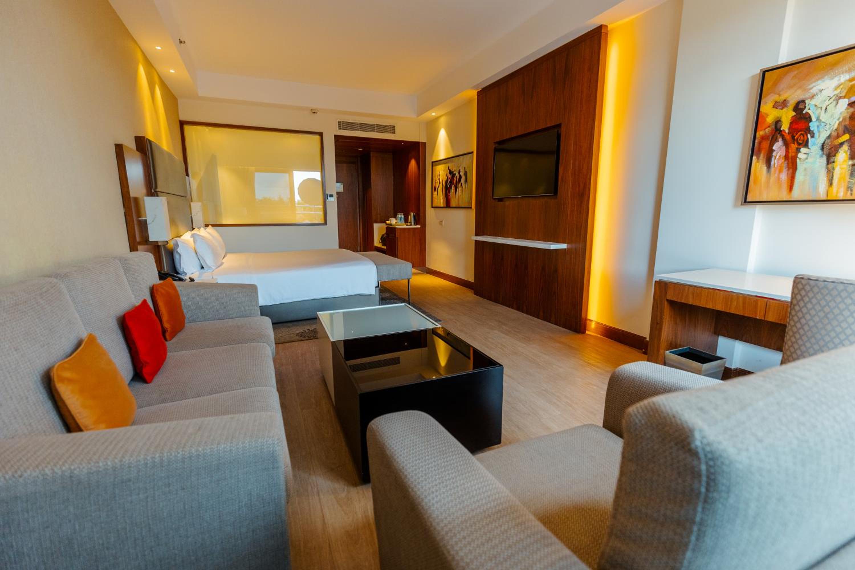 Junior King Suite photo 3