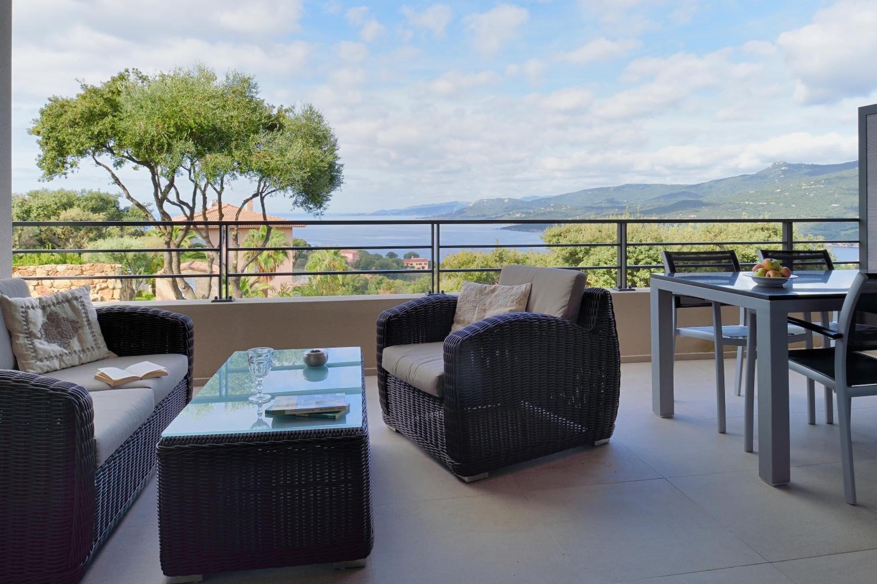 One-Bedroom Suite with Sea View photo 2