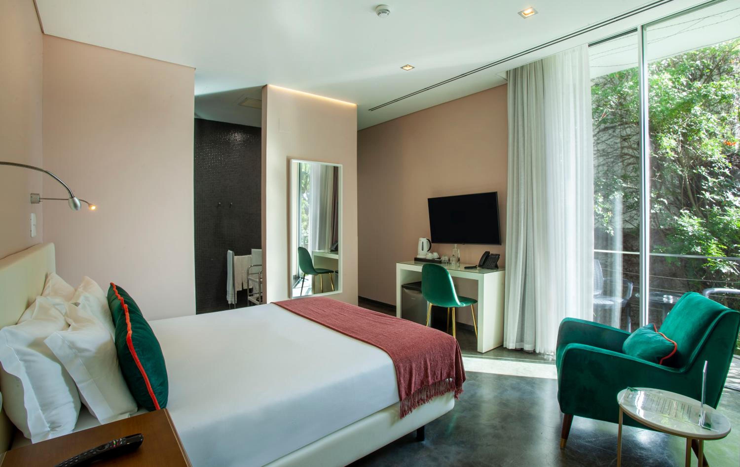 Superior Double Room with Balcony - Photo 16