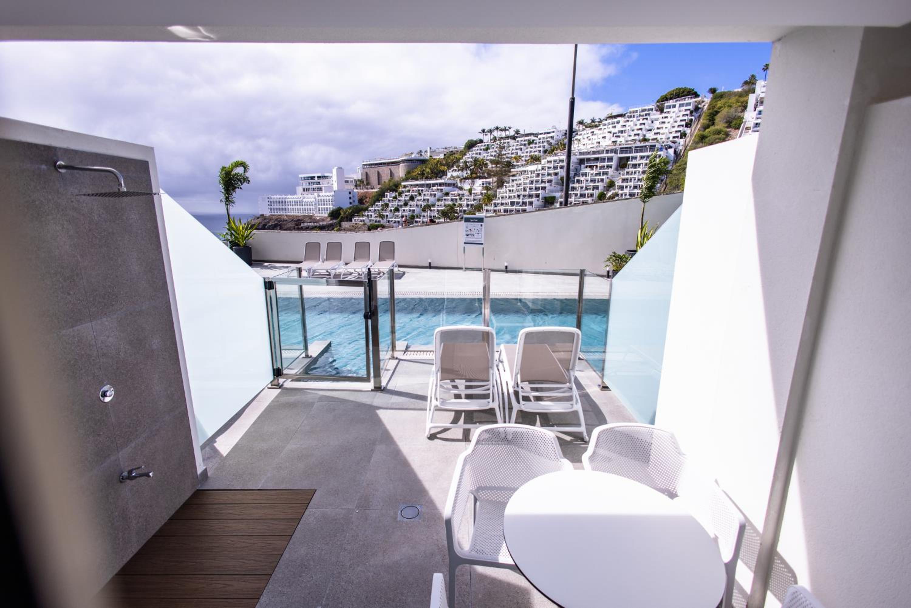 Big Superior Double Room with Direct Pool Access (2 Adults) thumbnail 5