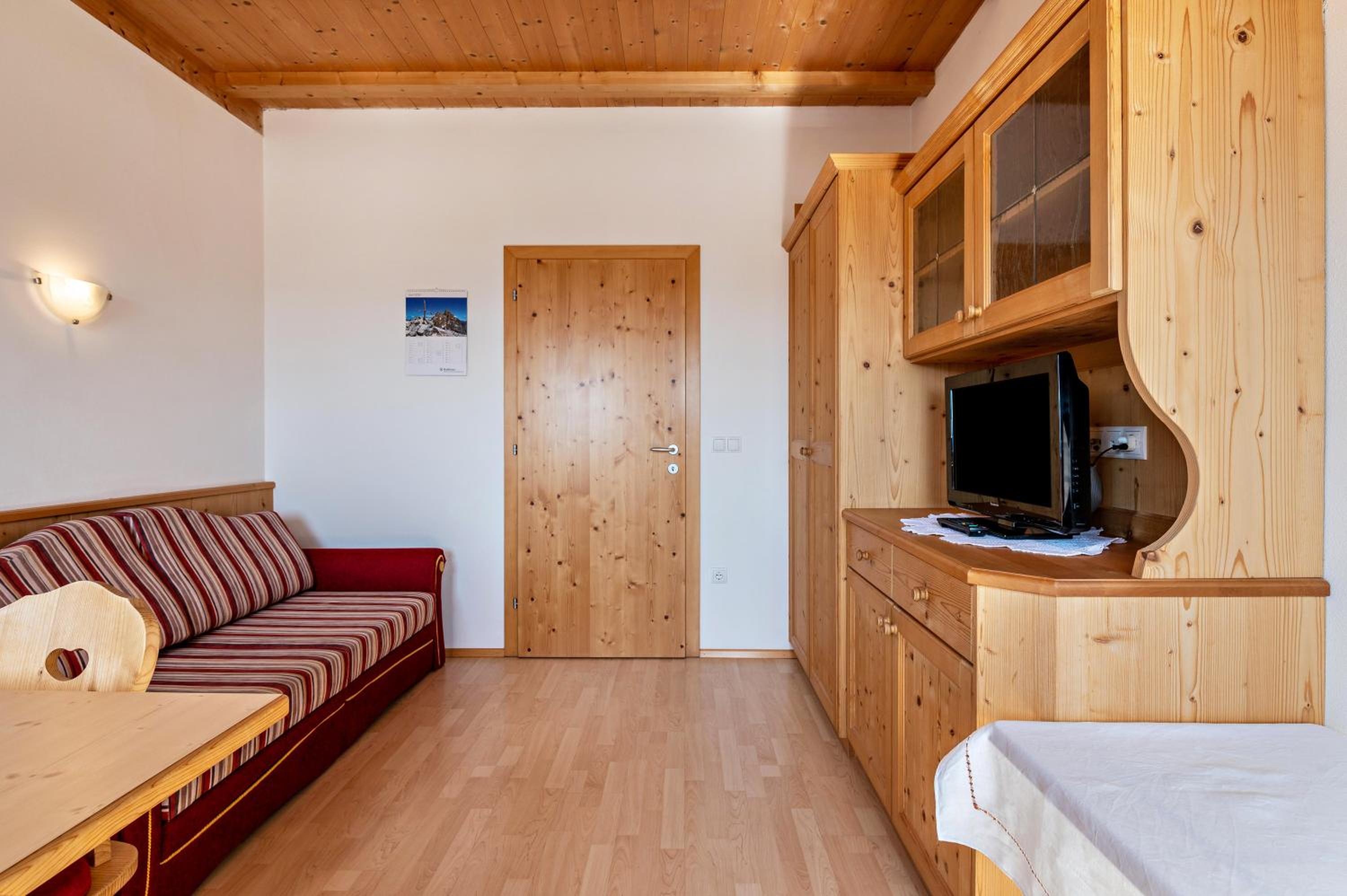 Two-Bedroom Deluxe Apartment with Garden View photo 2