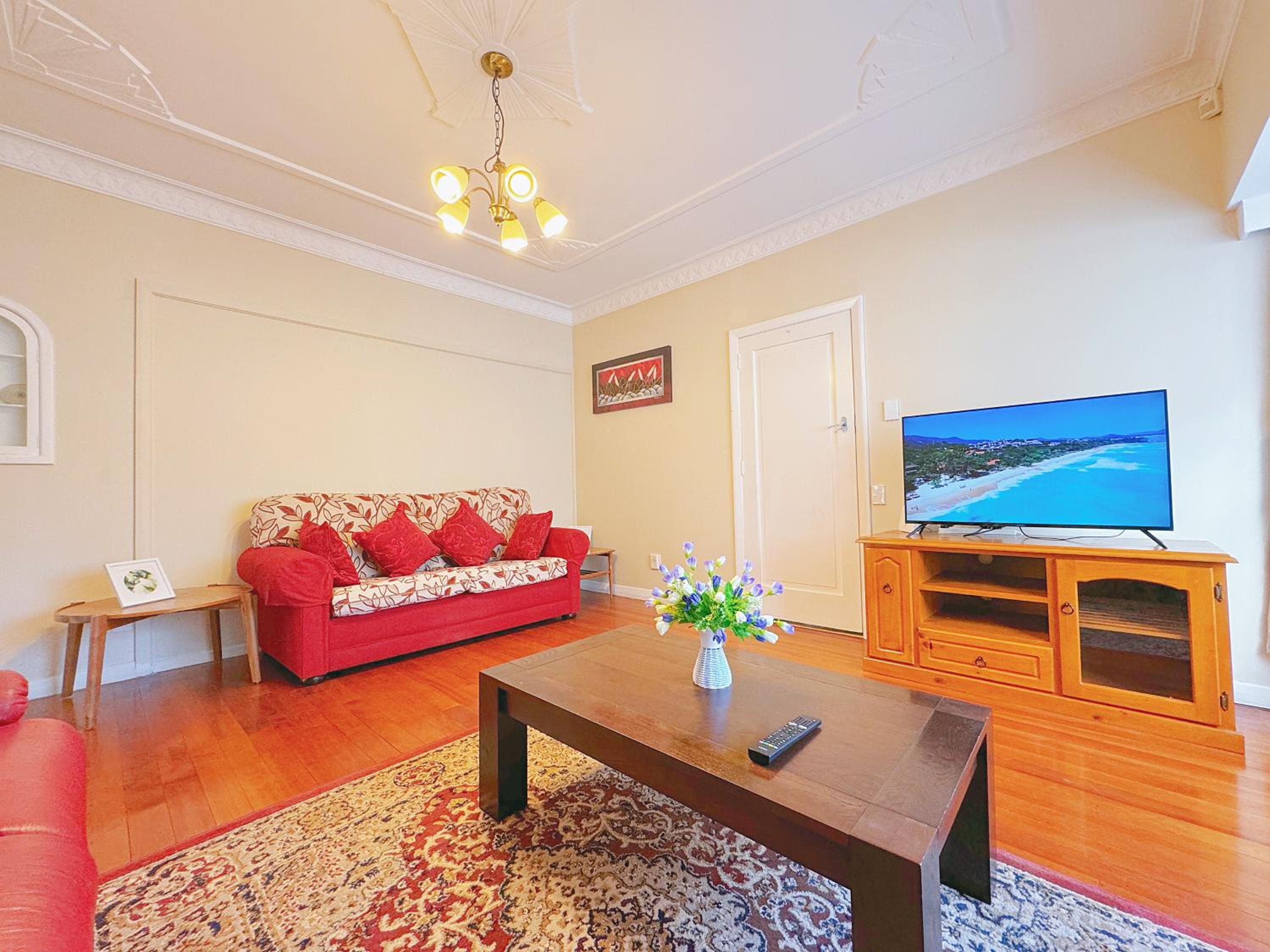 Five-Bedroom House photo 1
