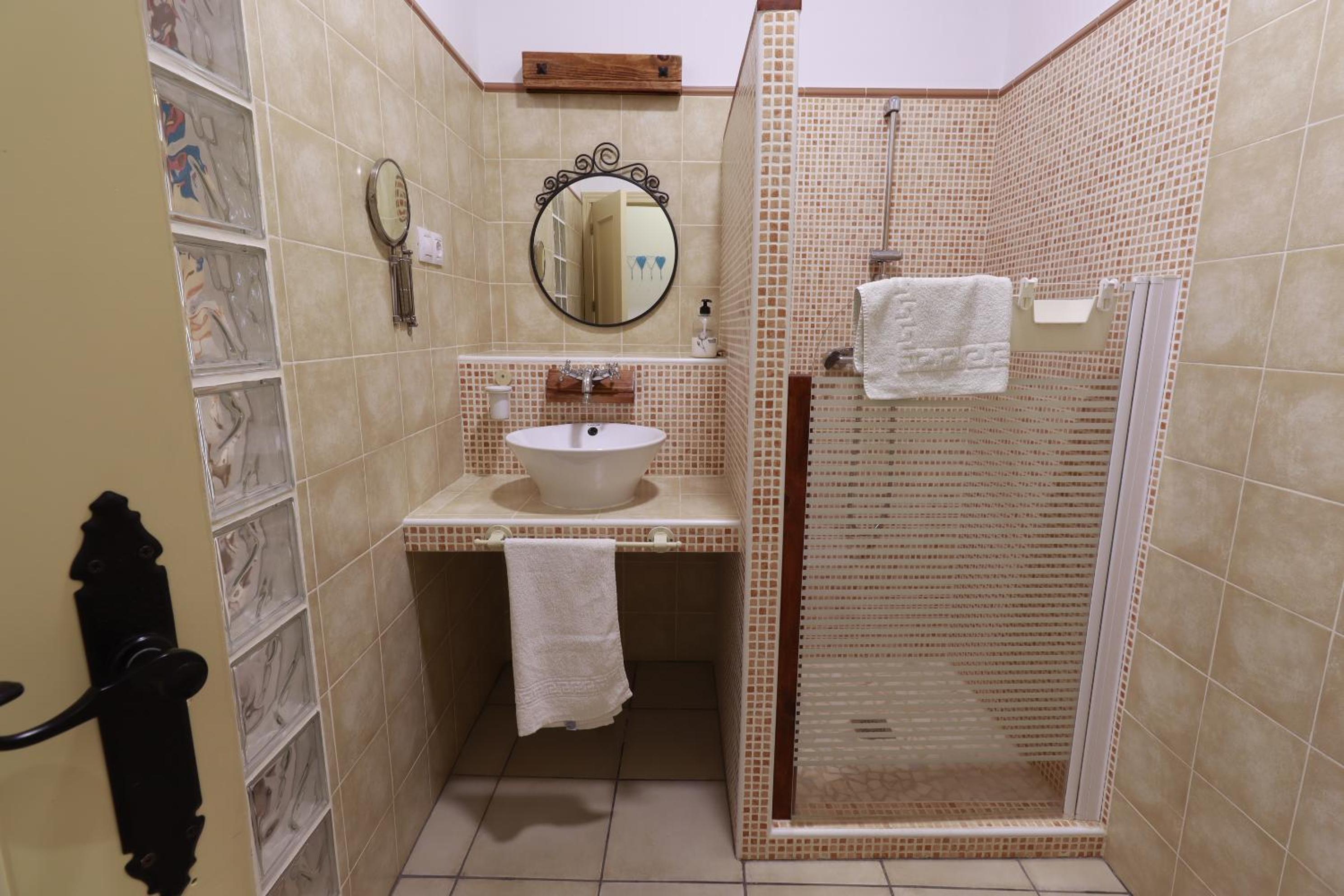 Five-Bedroom House photo 2