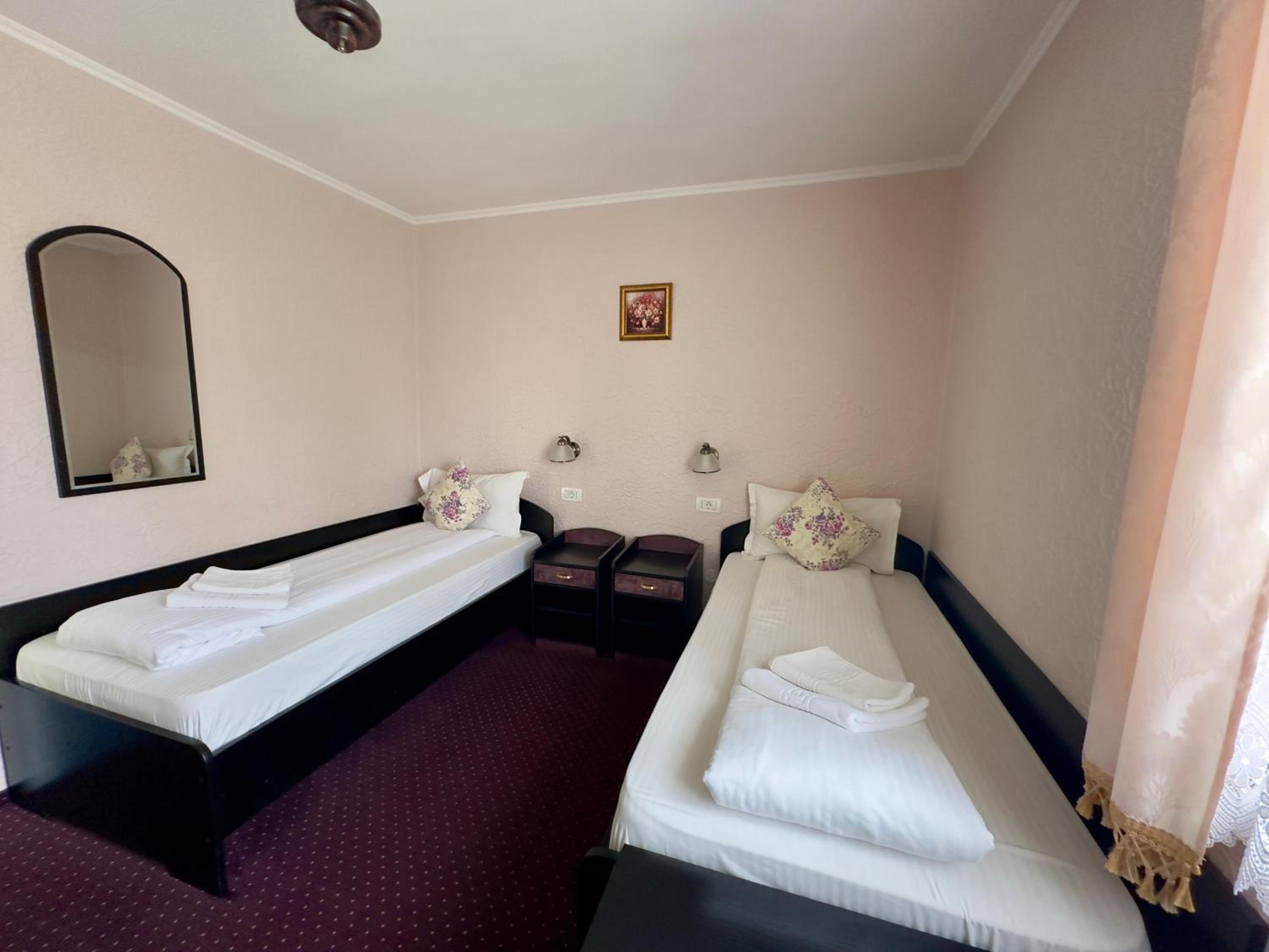 Twin Room - Photo 5