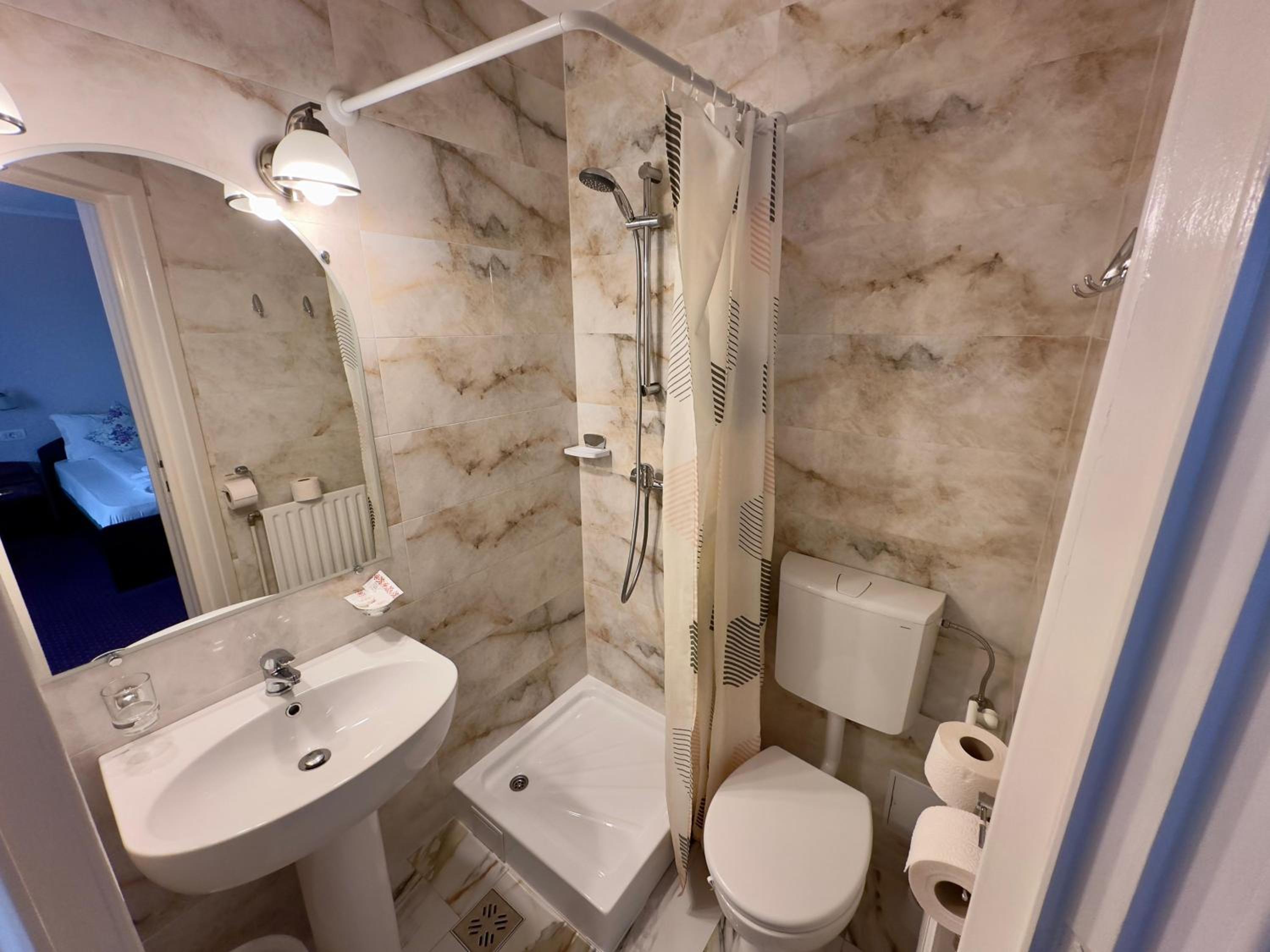 Twin Room - Photo 8
