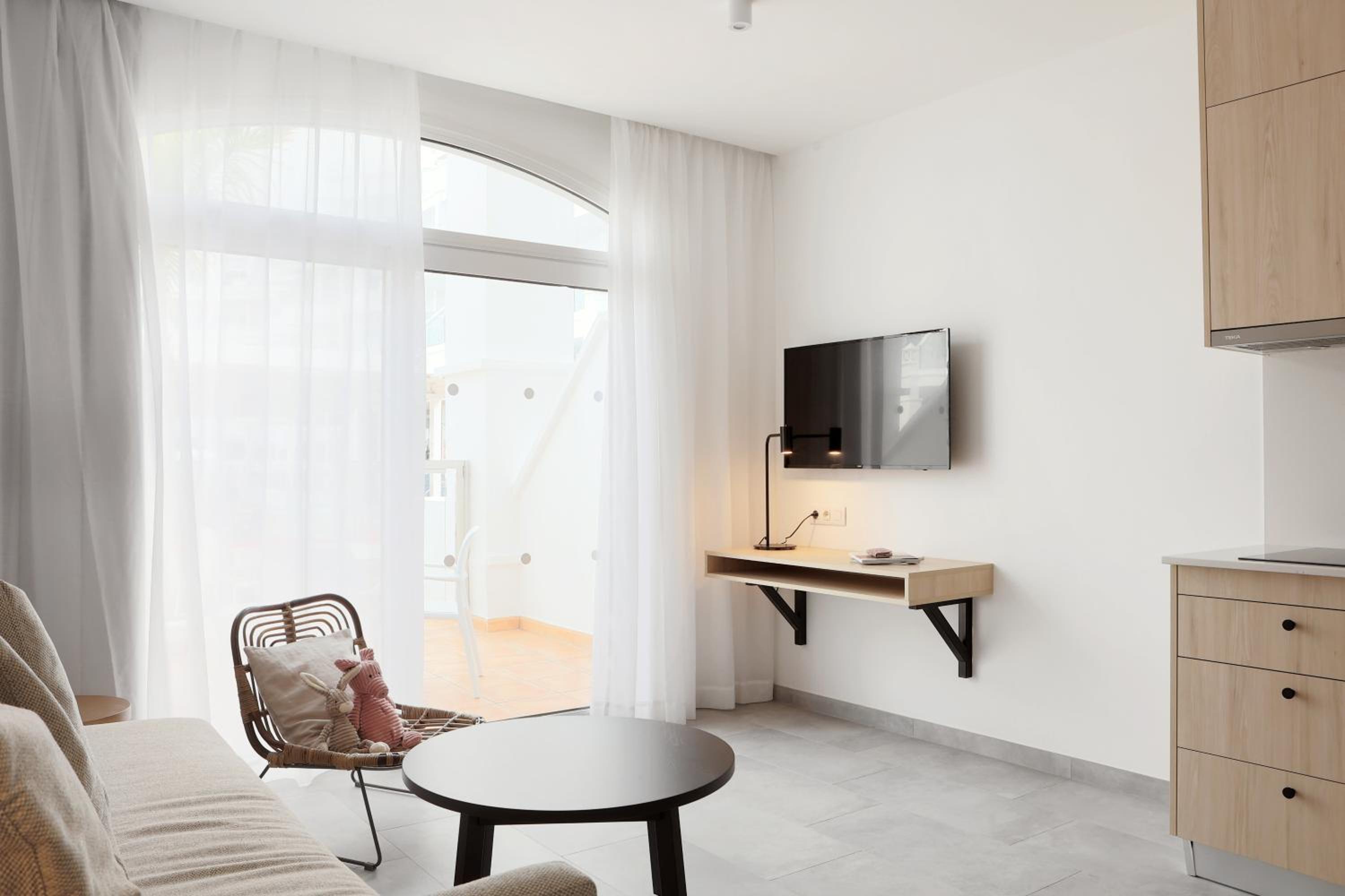 Studio with Pool View and Balcony photo 3