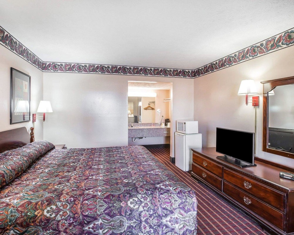 Standard Room, 1 King Bed, Non Smoking - Photo 4