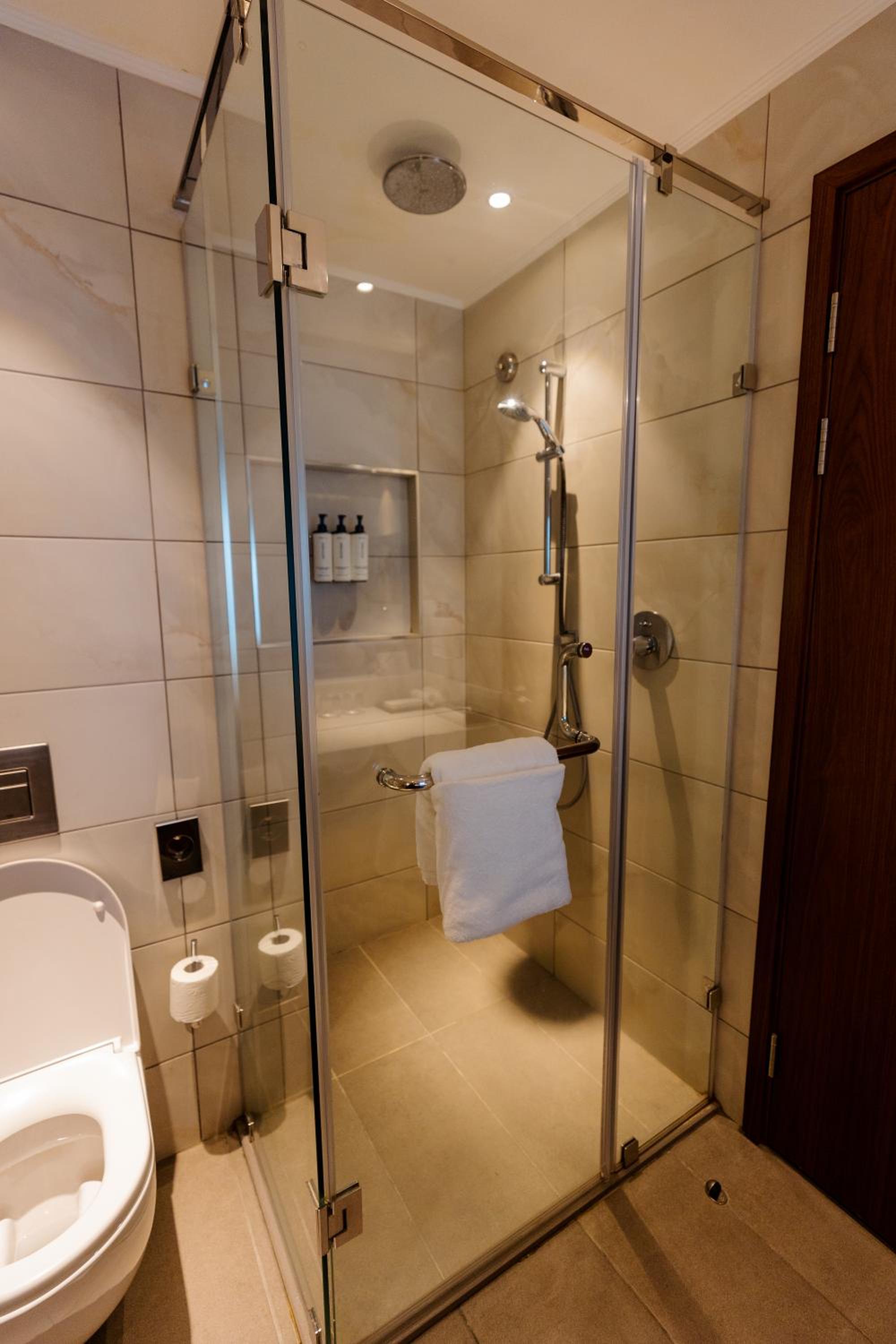 Junior King Suite with Balcony 2 photo 3