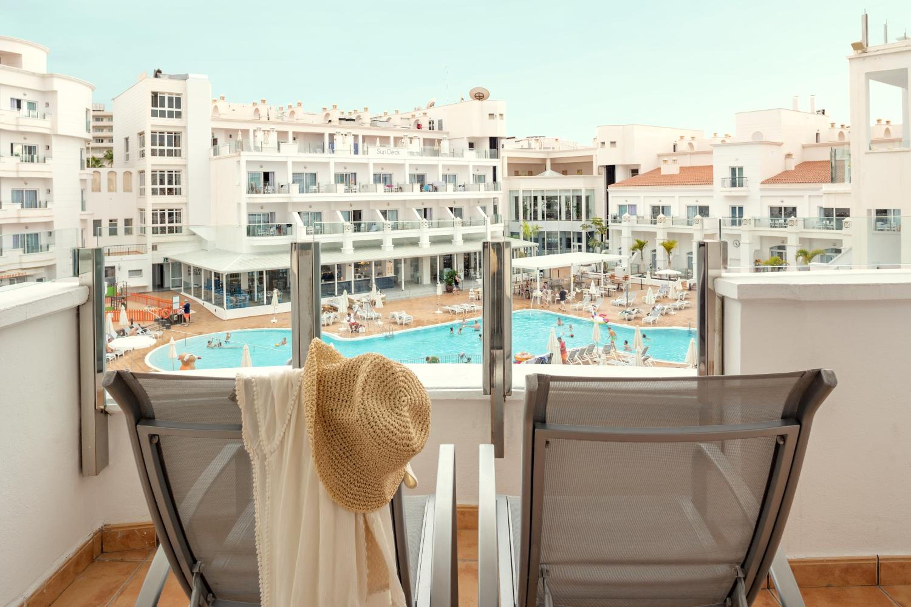 Studio with Pool View and Balcony photo 2