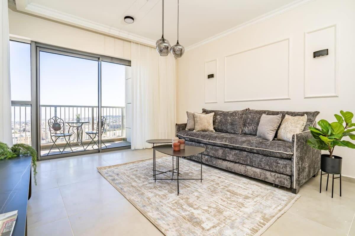One Bedroom Deluxe Apartment + Parking photo 2