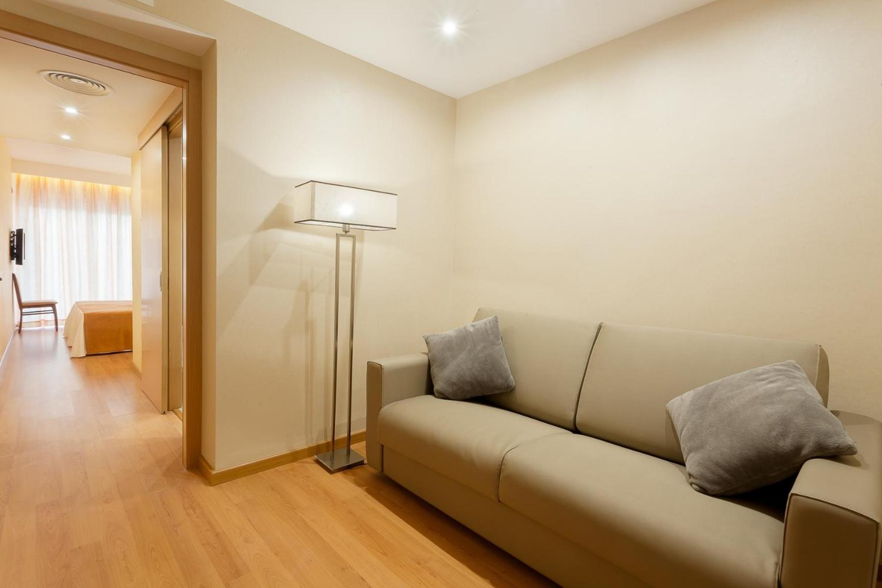 Family Room (3 Adults) - Photo 1