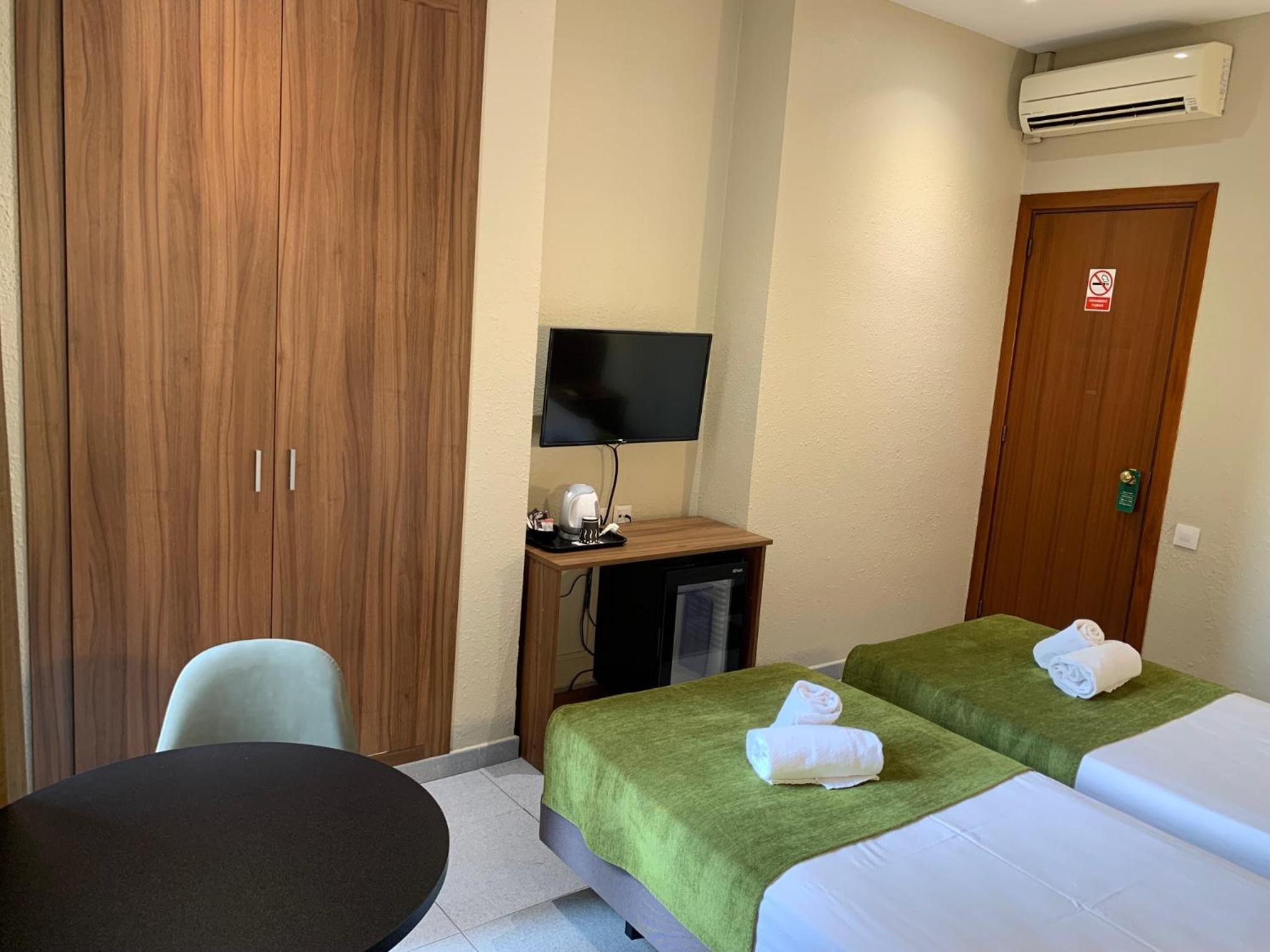 Twin Room with Balcony photo 2