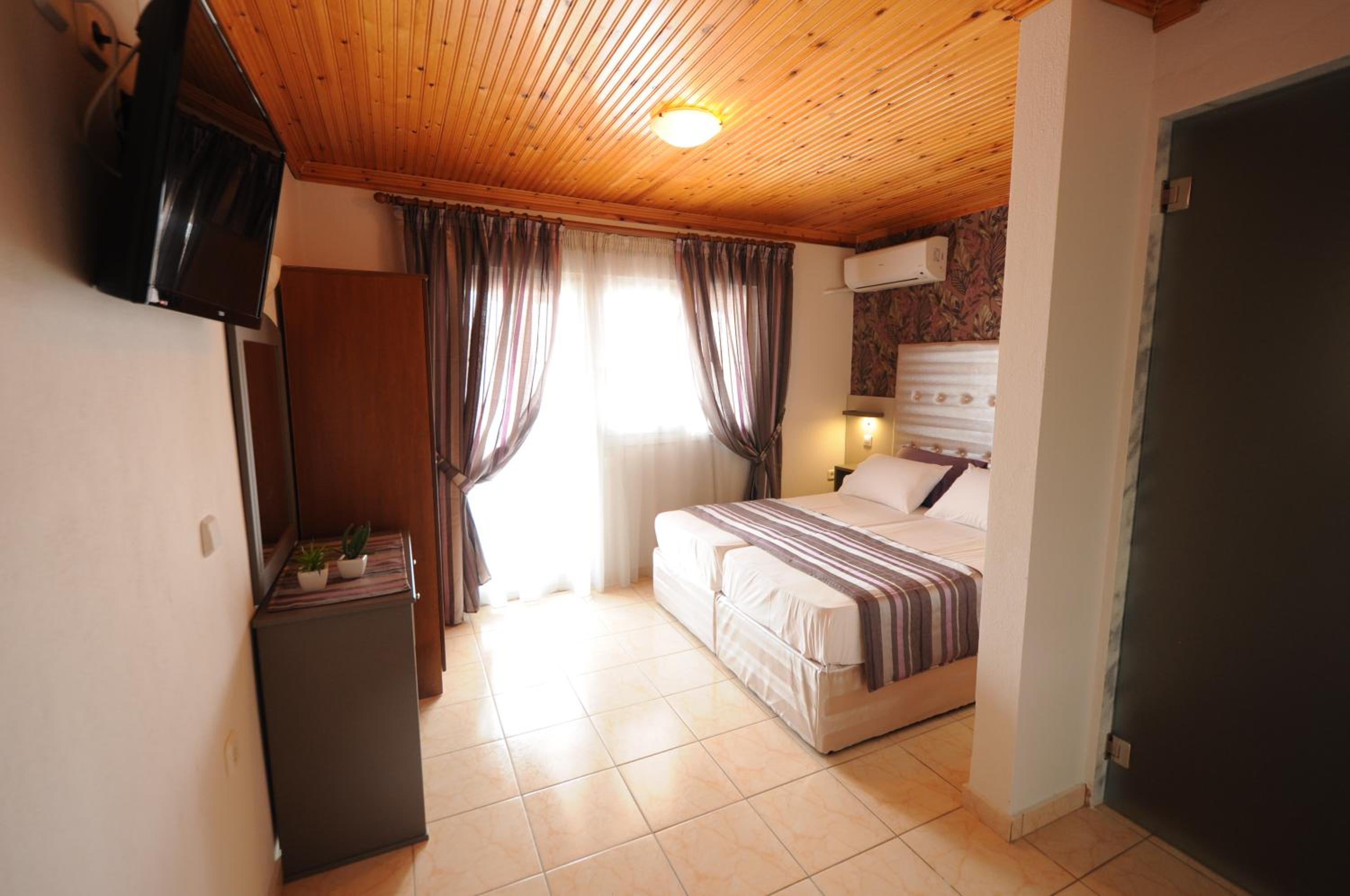 Deluxe Double Room with Side Sea View