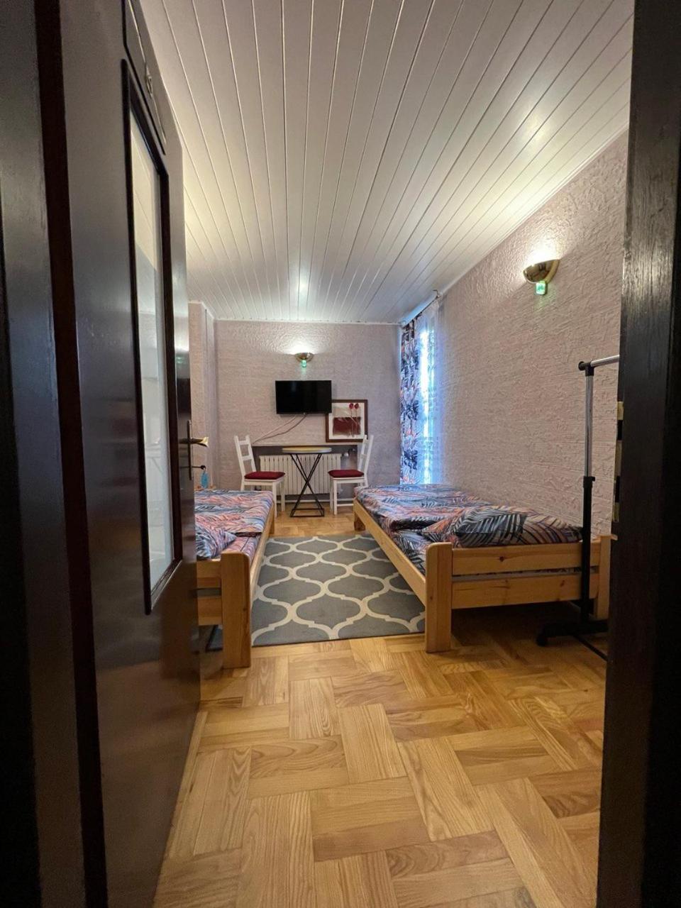 Standard Twin Room - Photo 3
