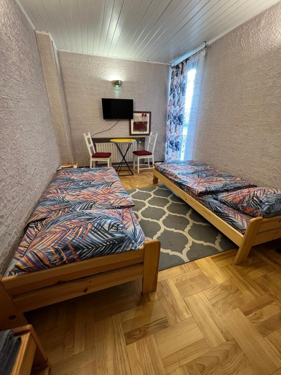 Standard Twin Room - Photo 4