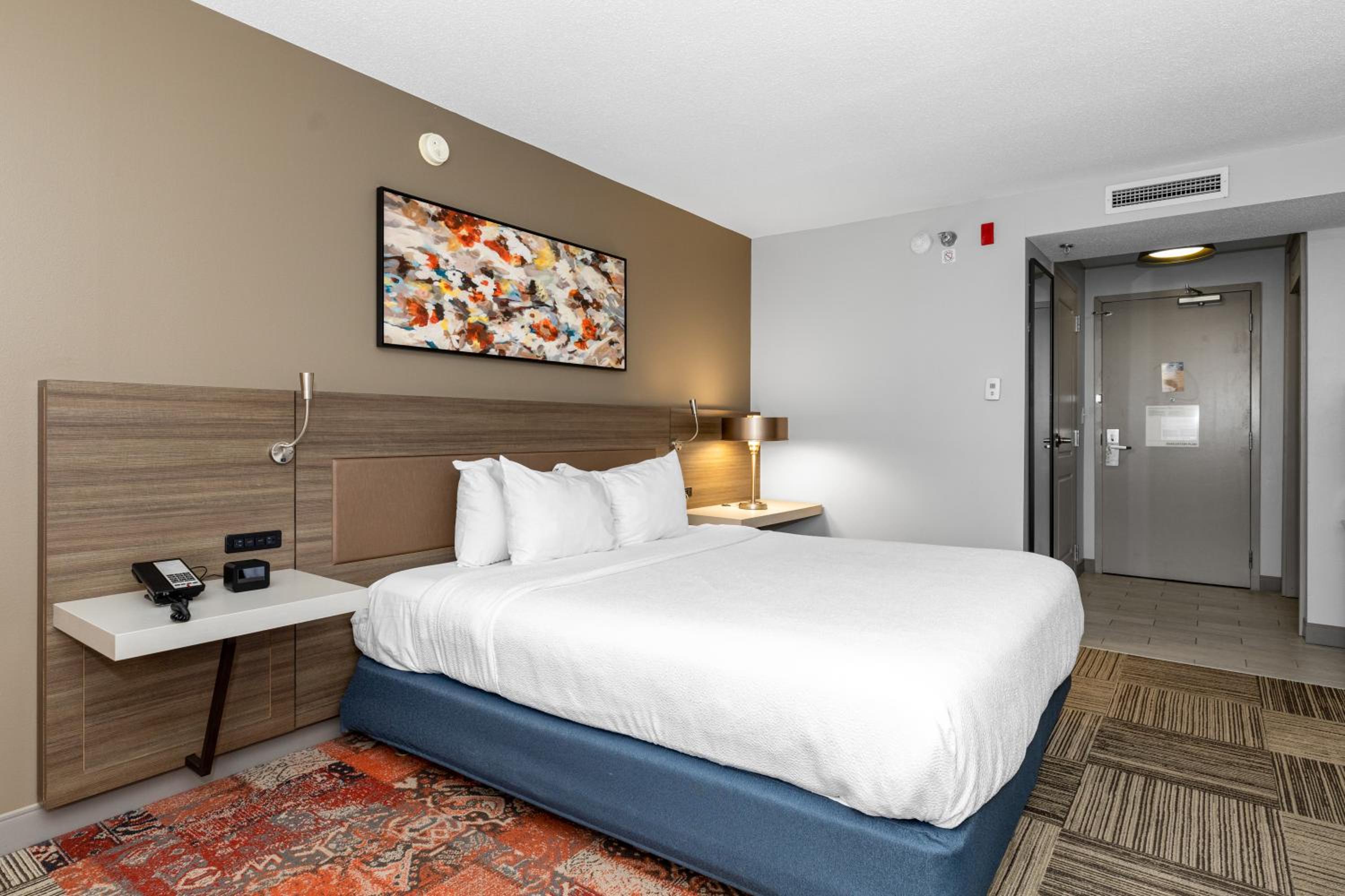 King Room with King Bed - Non-Smoking - Photo 2