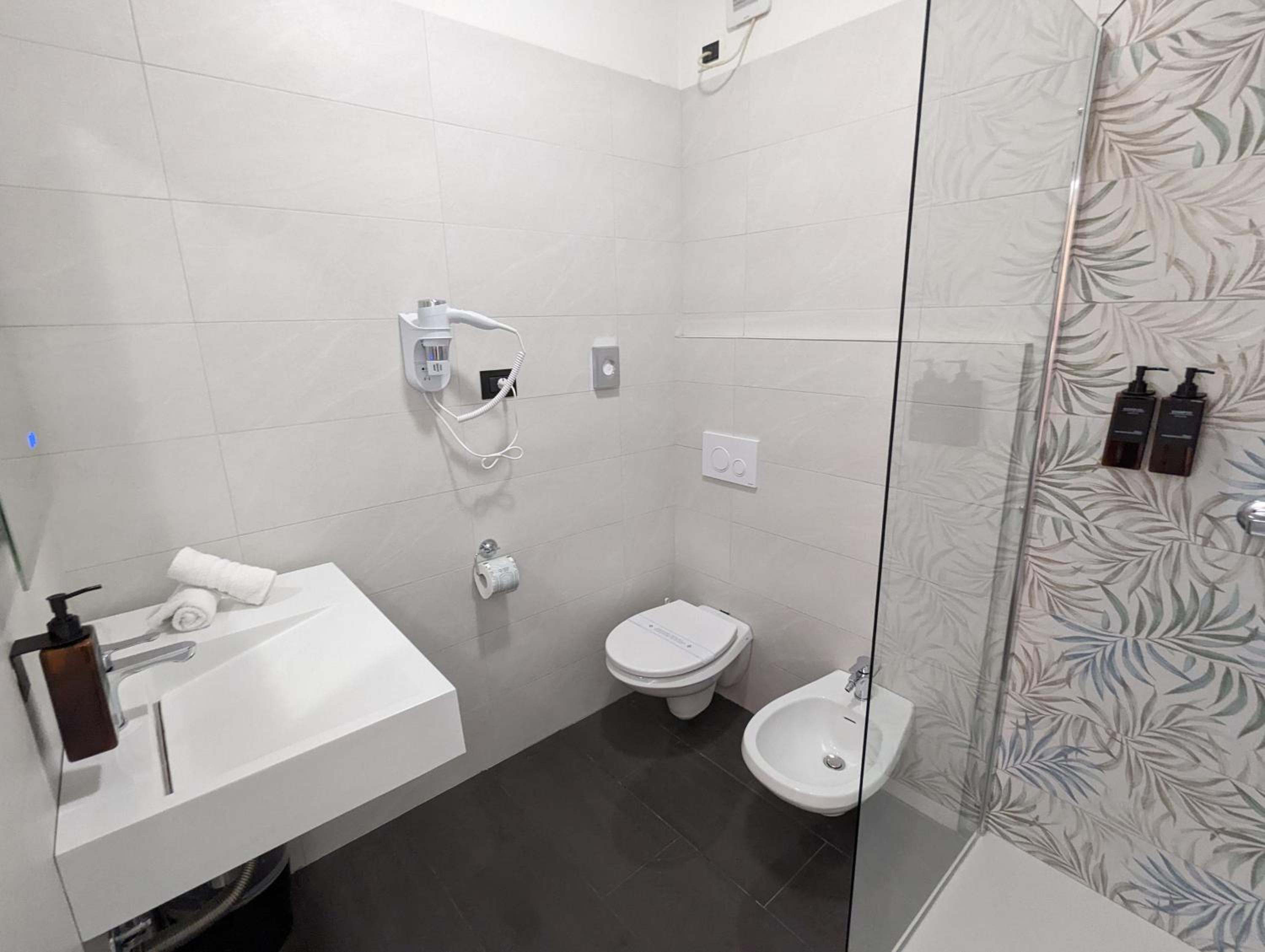 Double or Twin Room - Photo 5