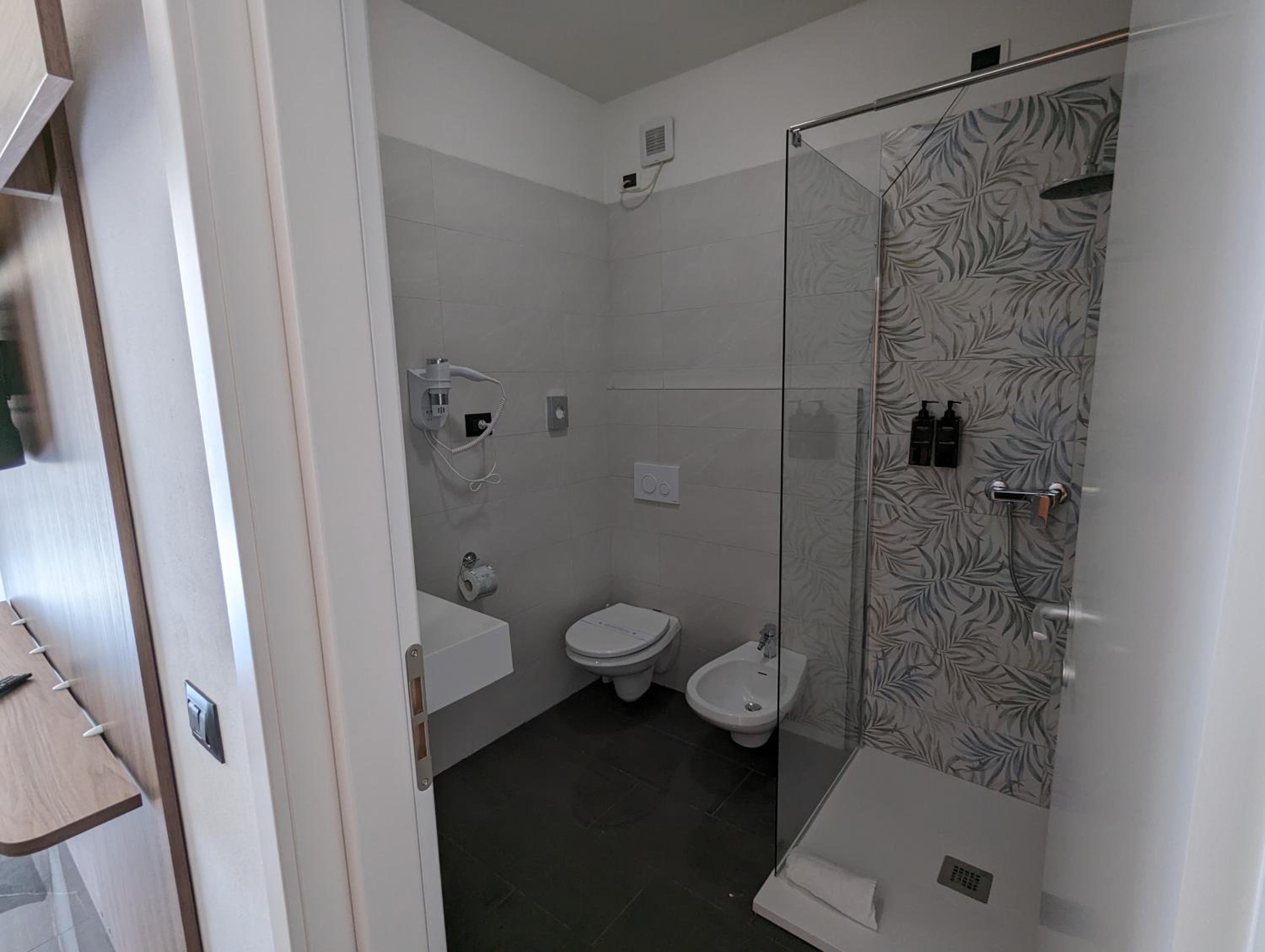 Double or Twin Room - Photo 4