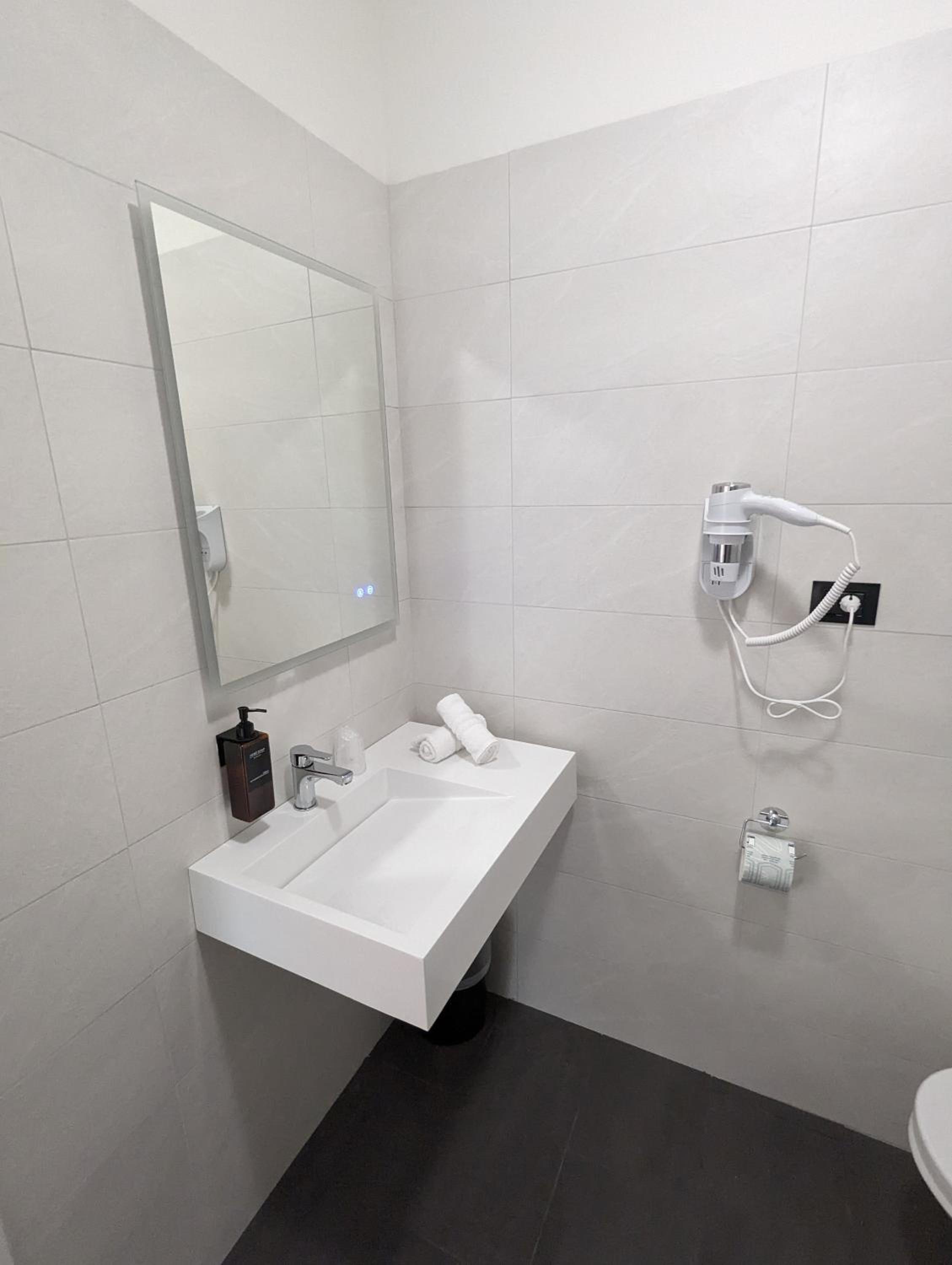 Double or Twin Room - Photo 6