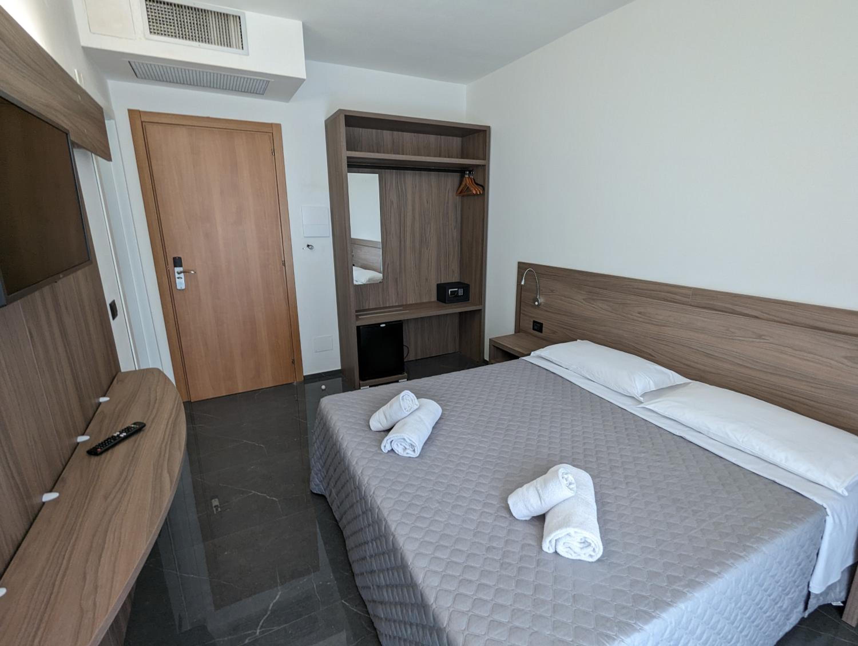 Double or Twin Room - Photo 3