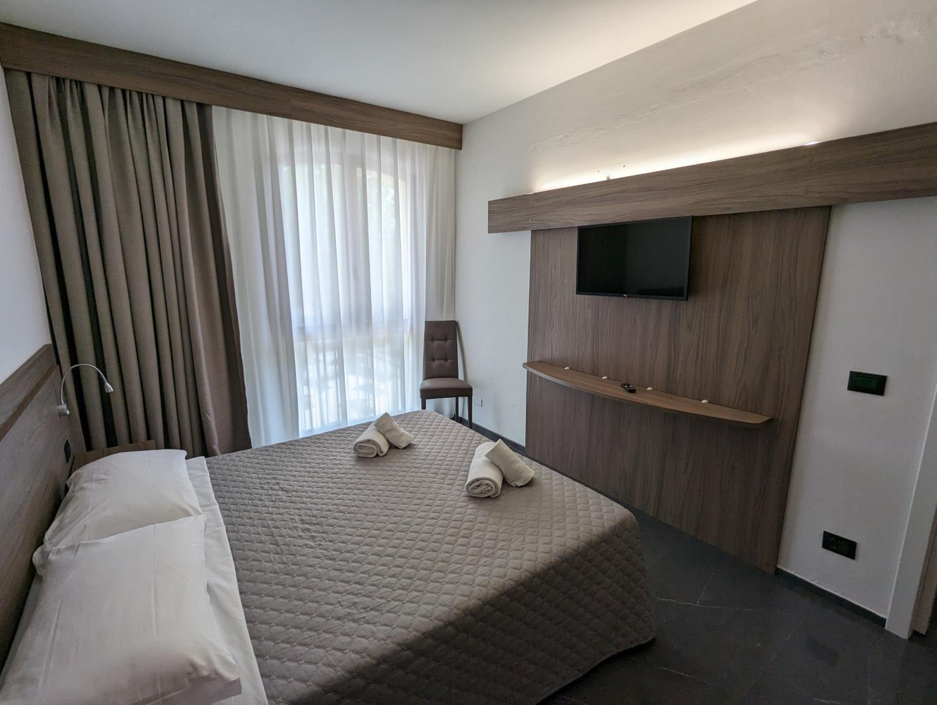 Double or Twin Room - Photo 7