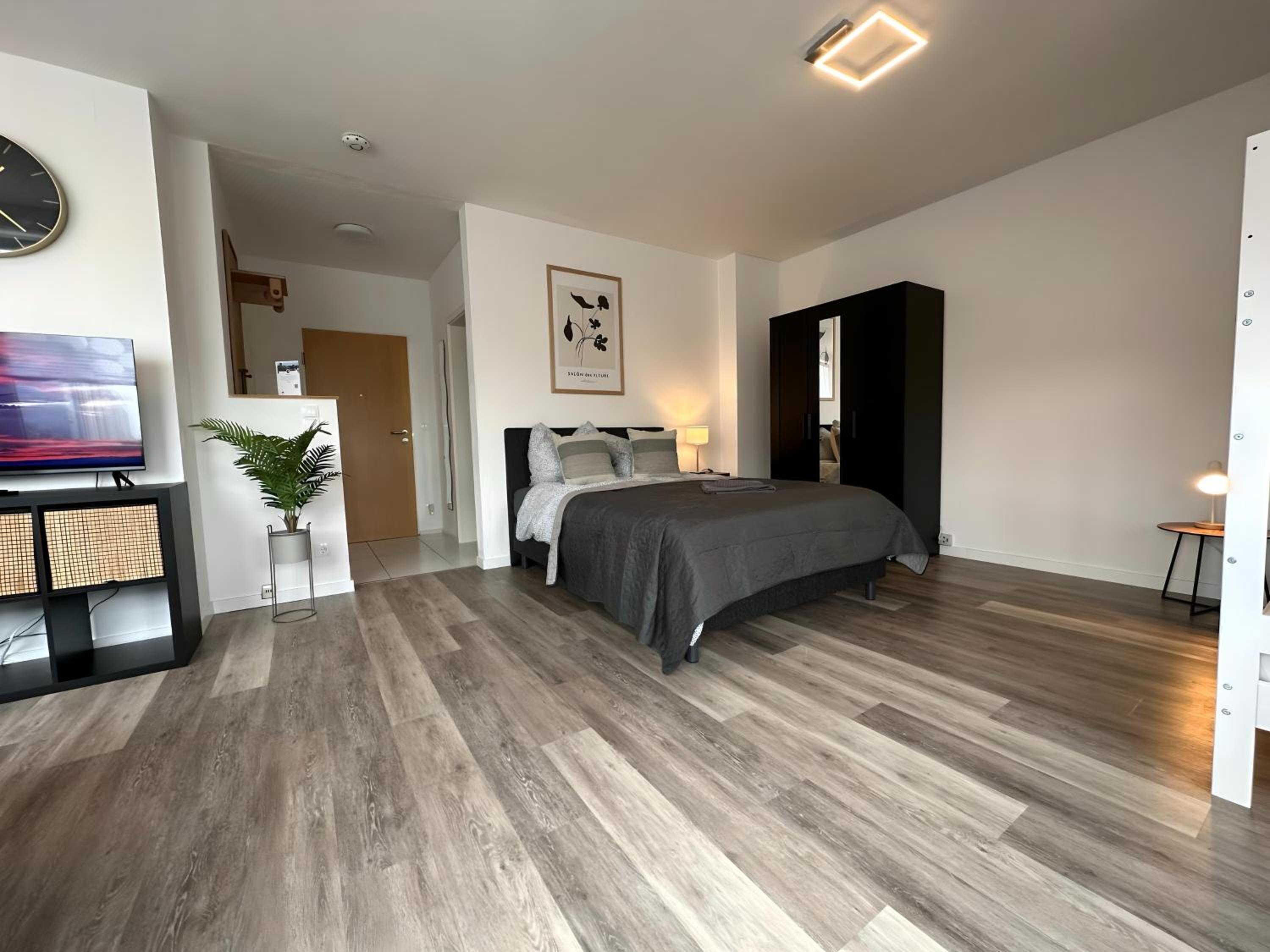 One-Bedroom Apartment photo 1