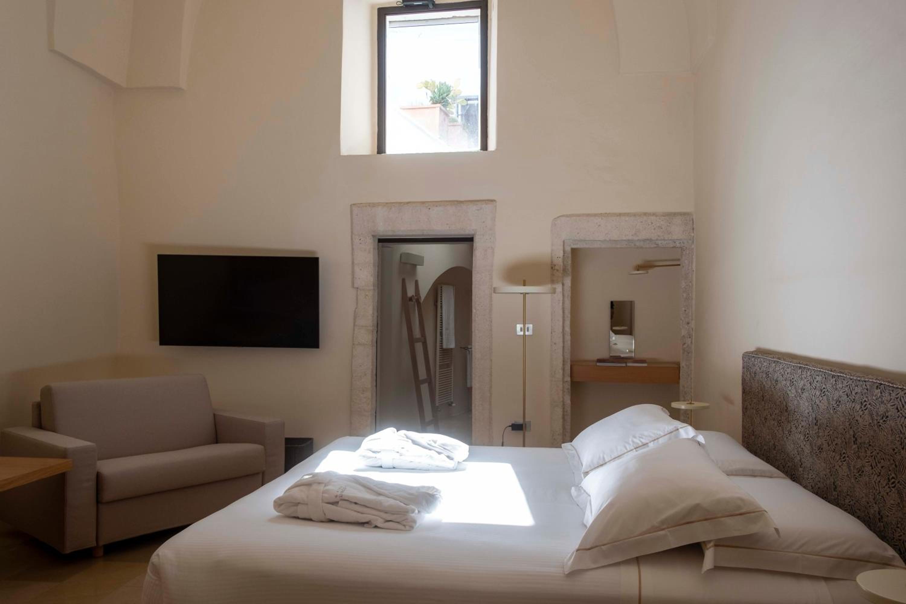 Deluxe Double Room - Photo 26