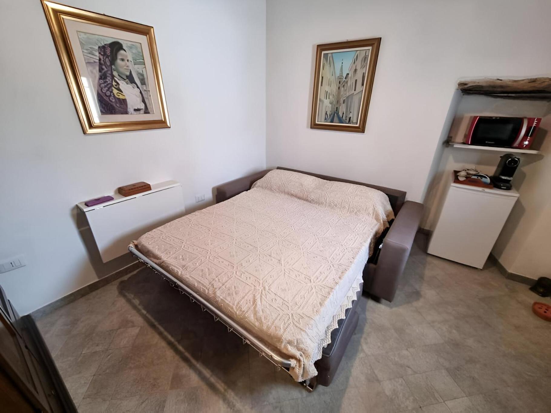 One-Bedroom Apartment photo 2