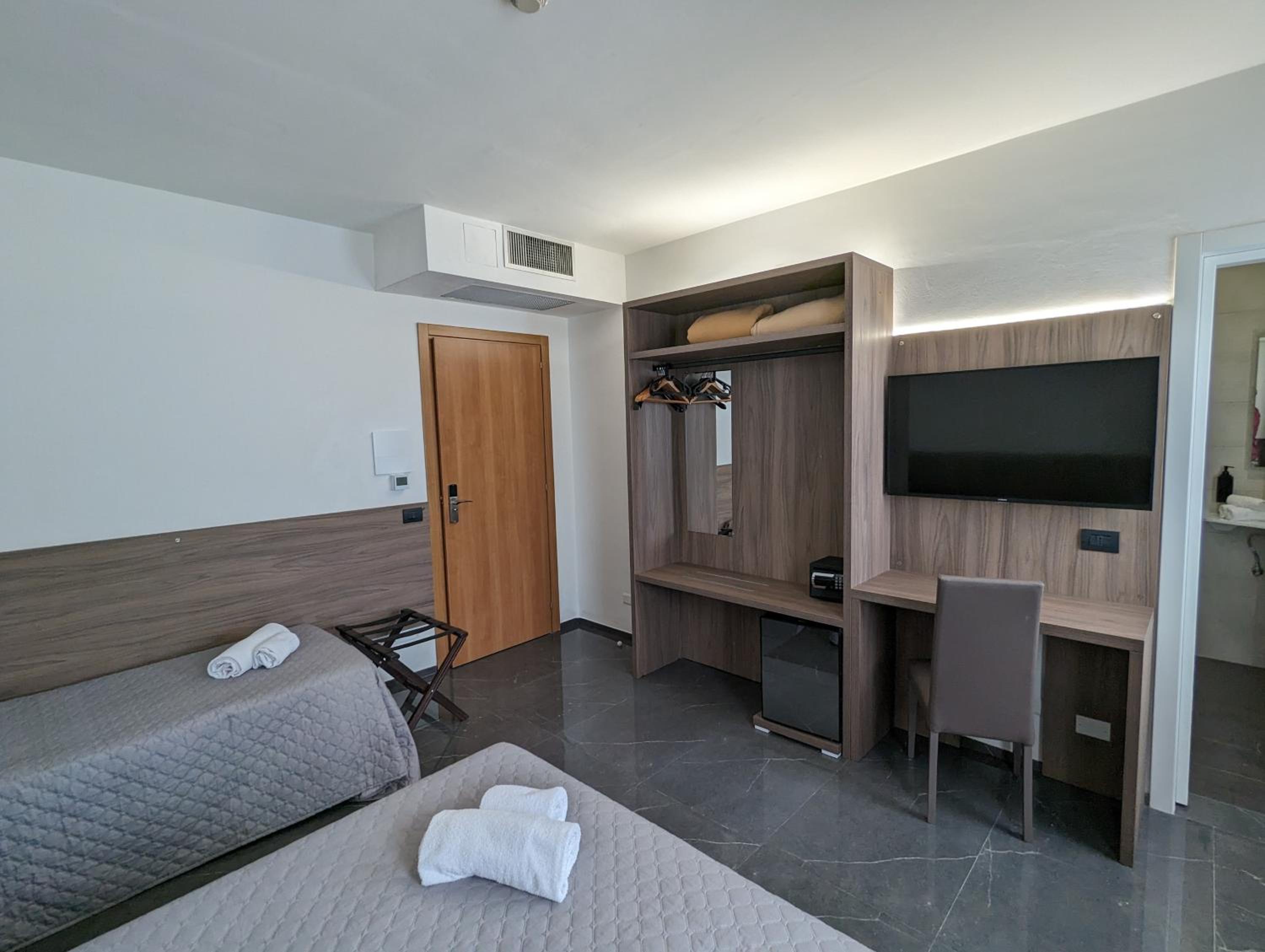 Economy Triple Room photo 3